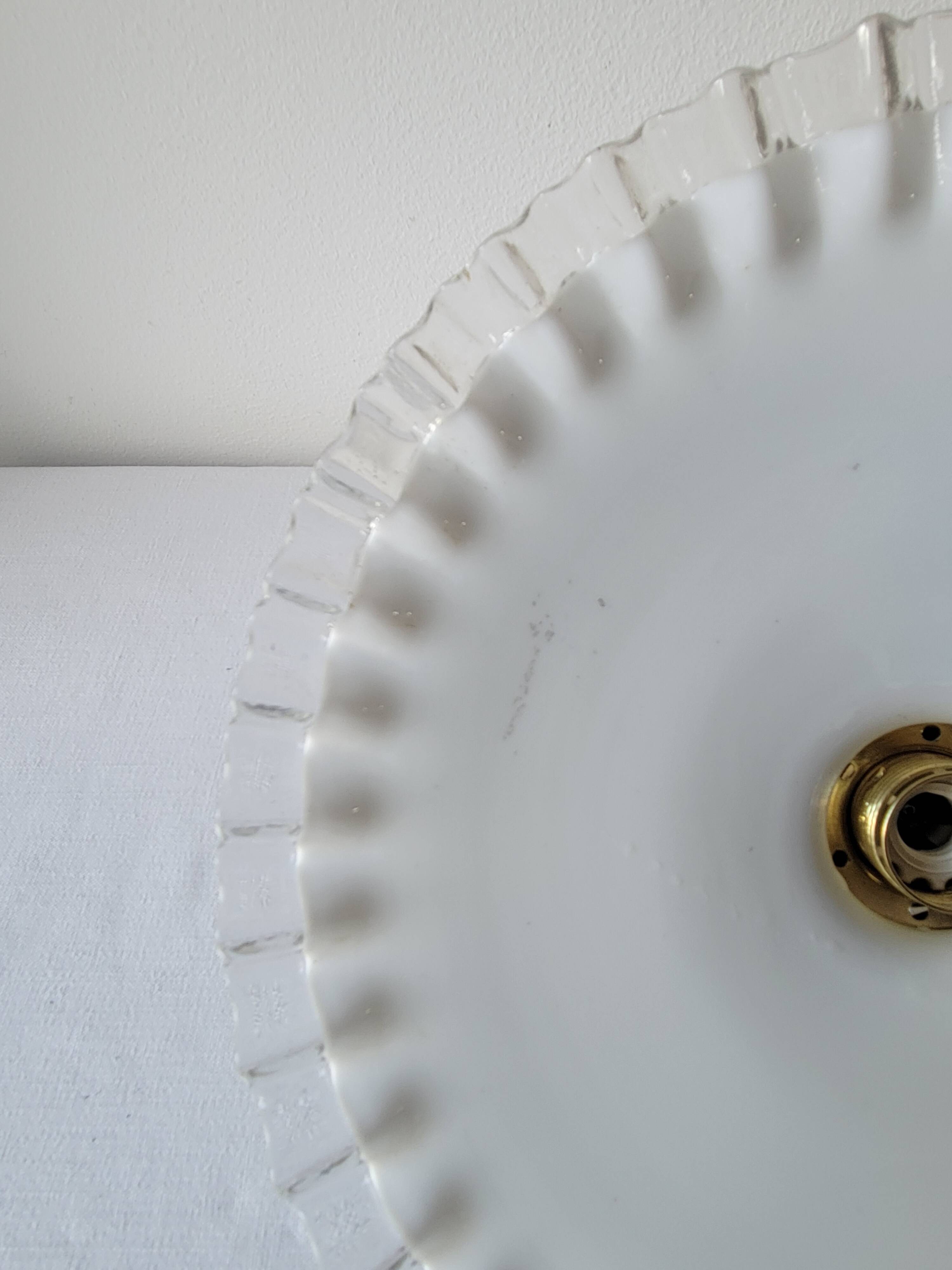 Pendant in serrated opaline