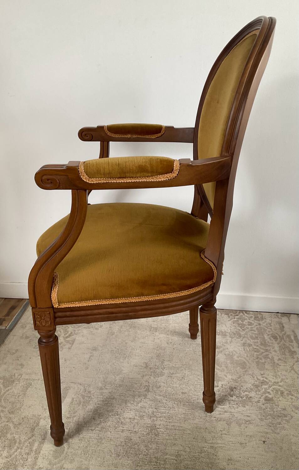 Paire de fauteuils médaillon en bois et velours