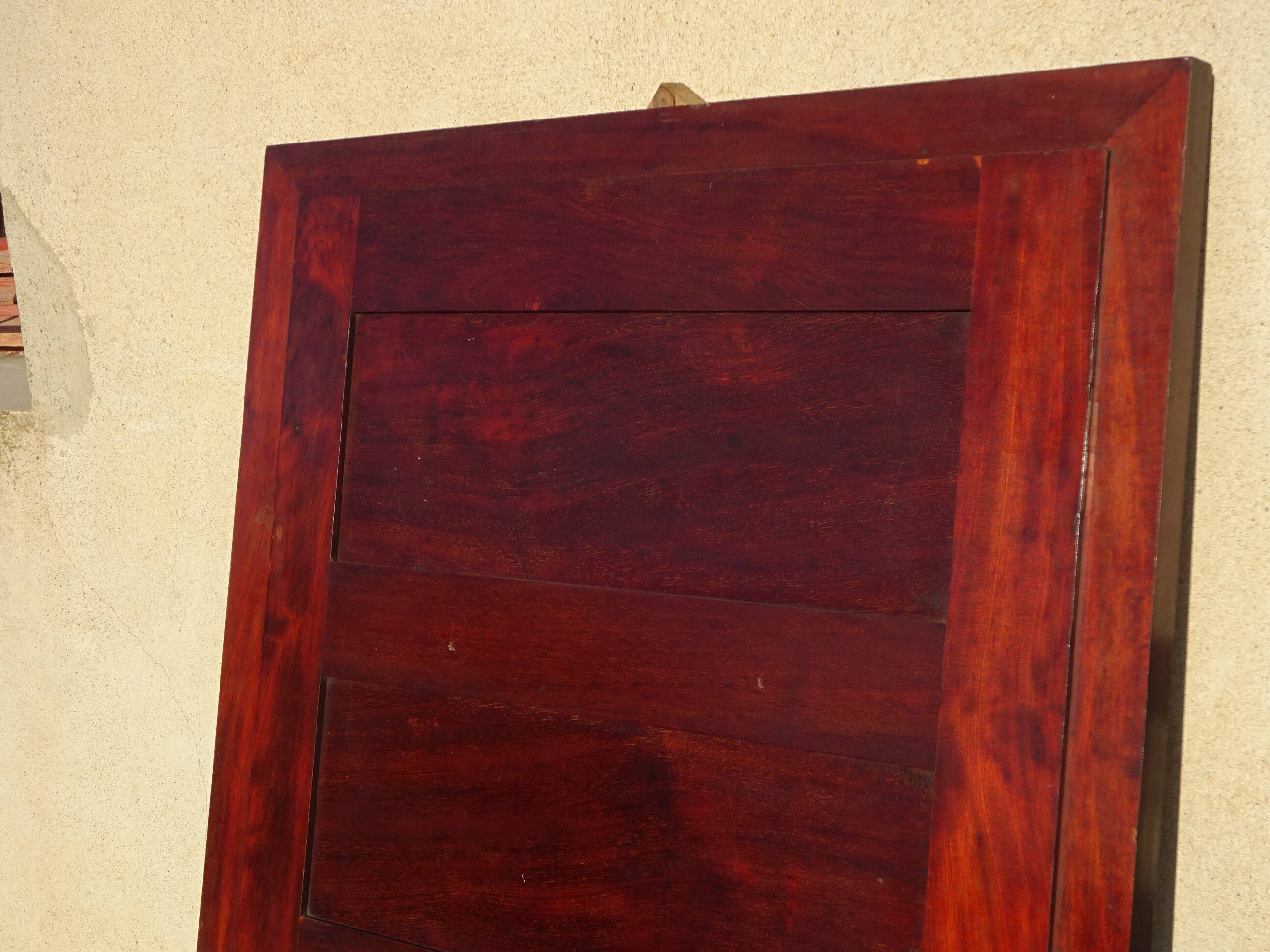 Large antique mirror in a flame mahogany frame; 132x82 cm