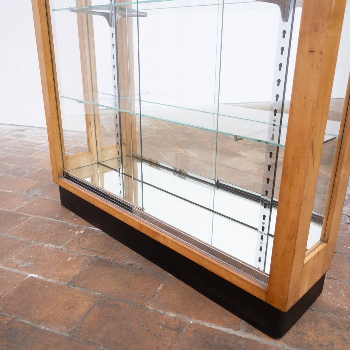 Blonde walnut display cabinet with sliding glass doors – 20th century