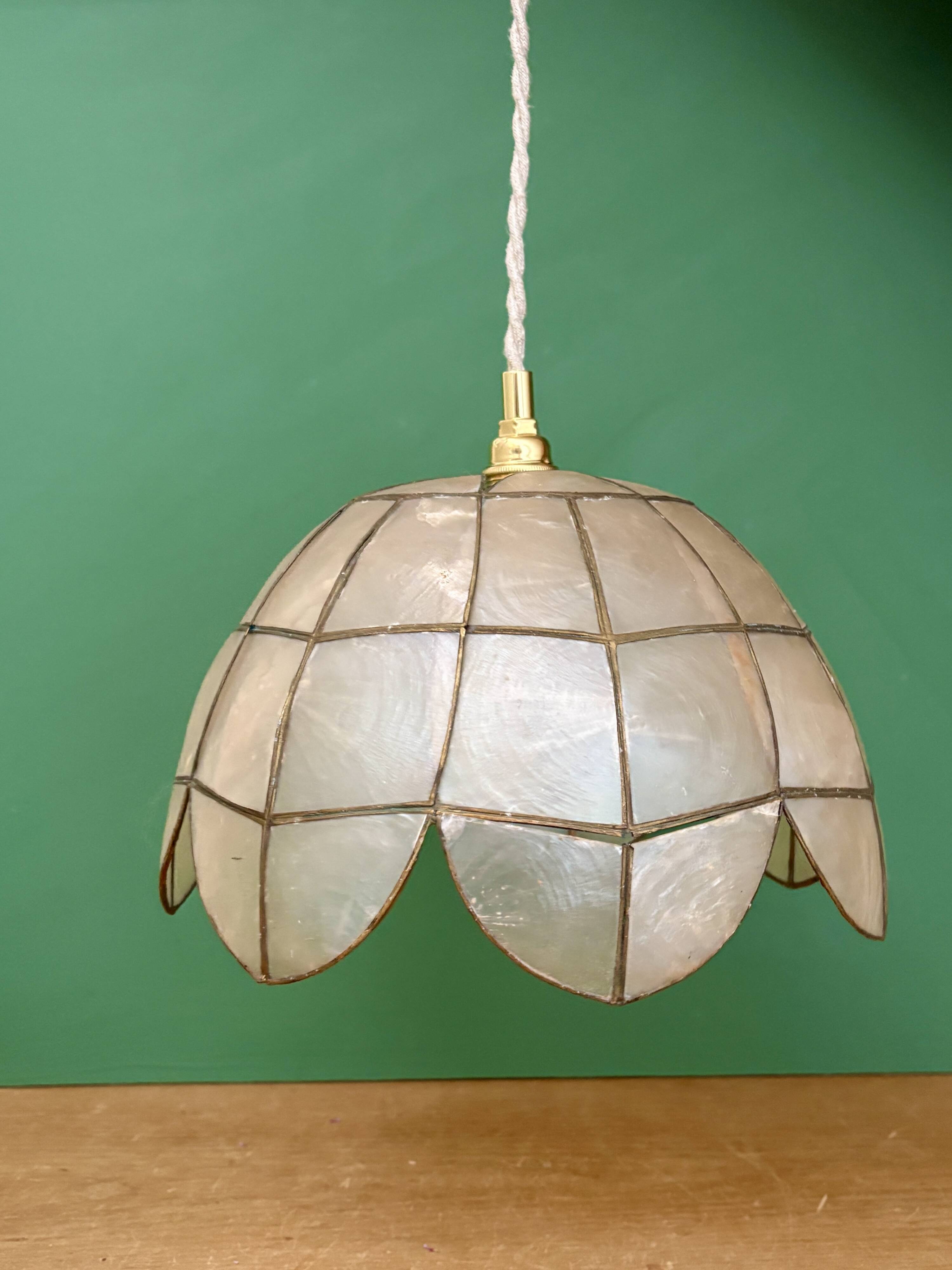 Vintage pendant light in mother-of-pearl and brass.