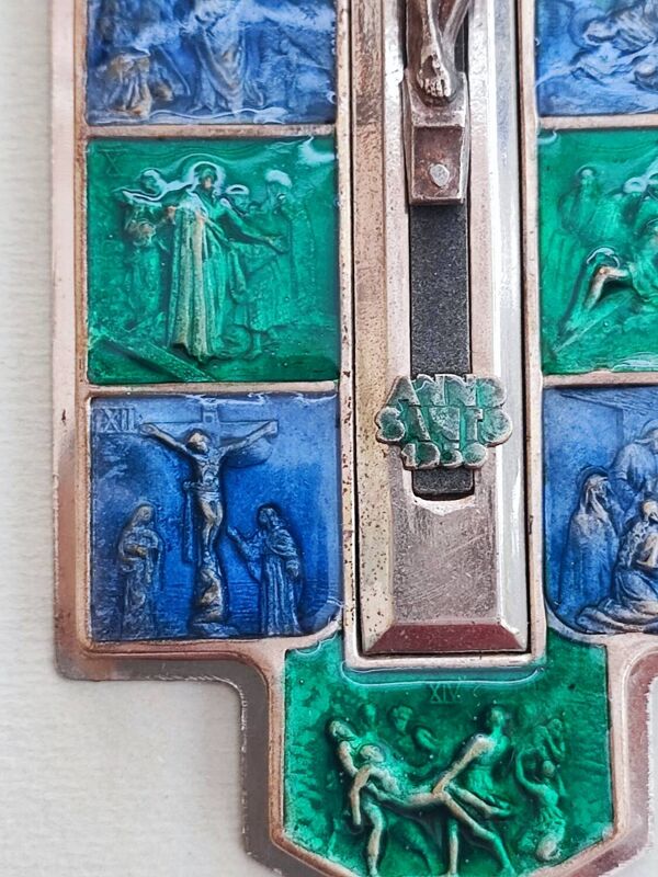 Crucifix en métal et émail