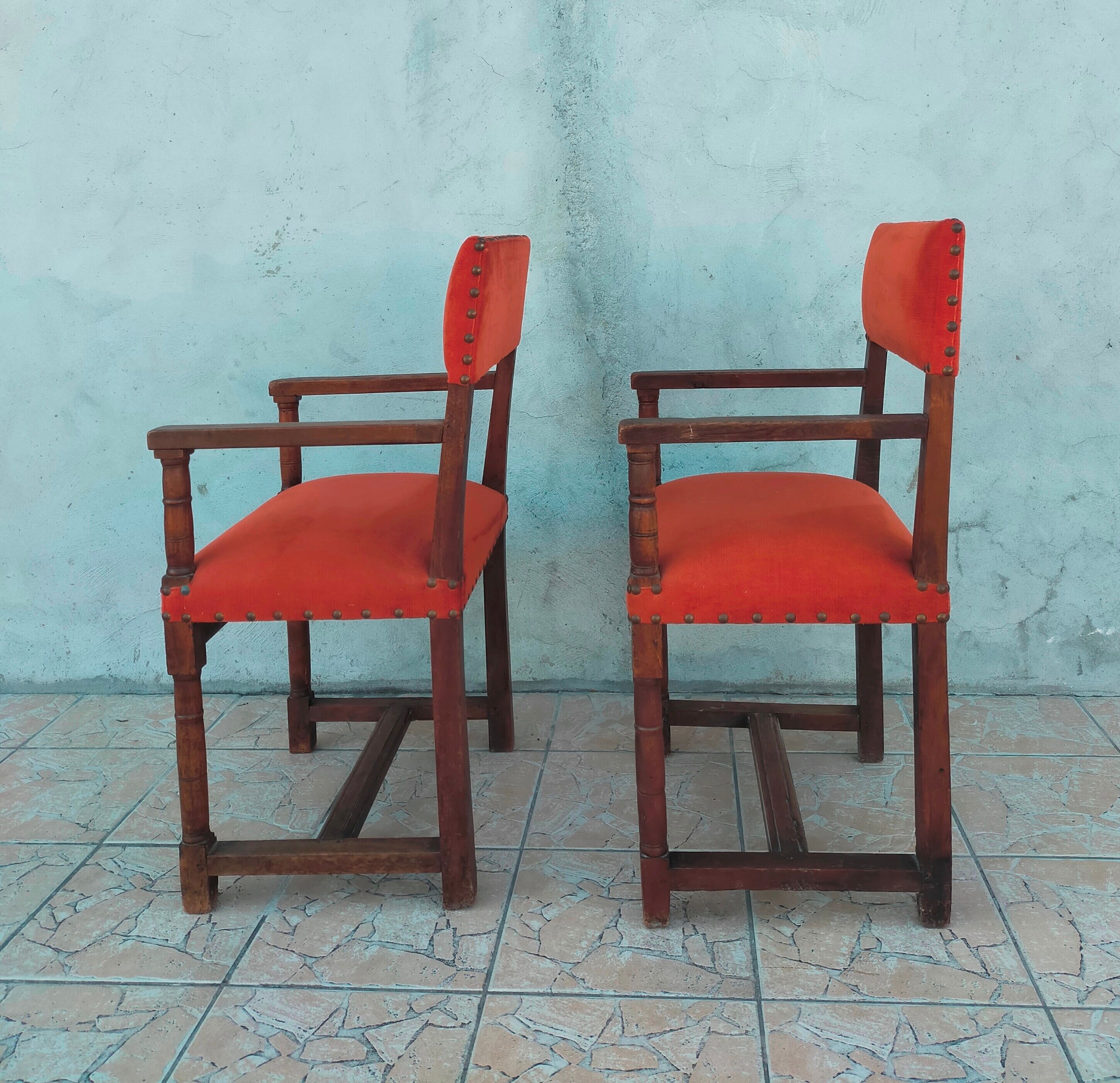 Paire de fauteuils rustiques en noyer