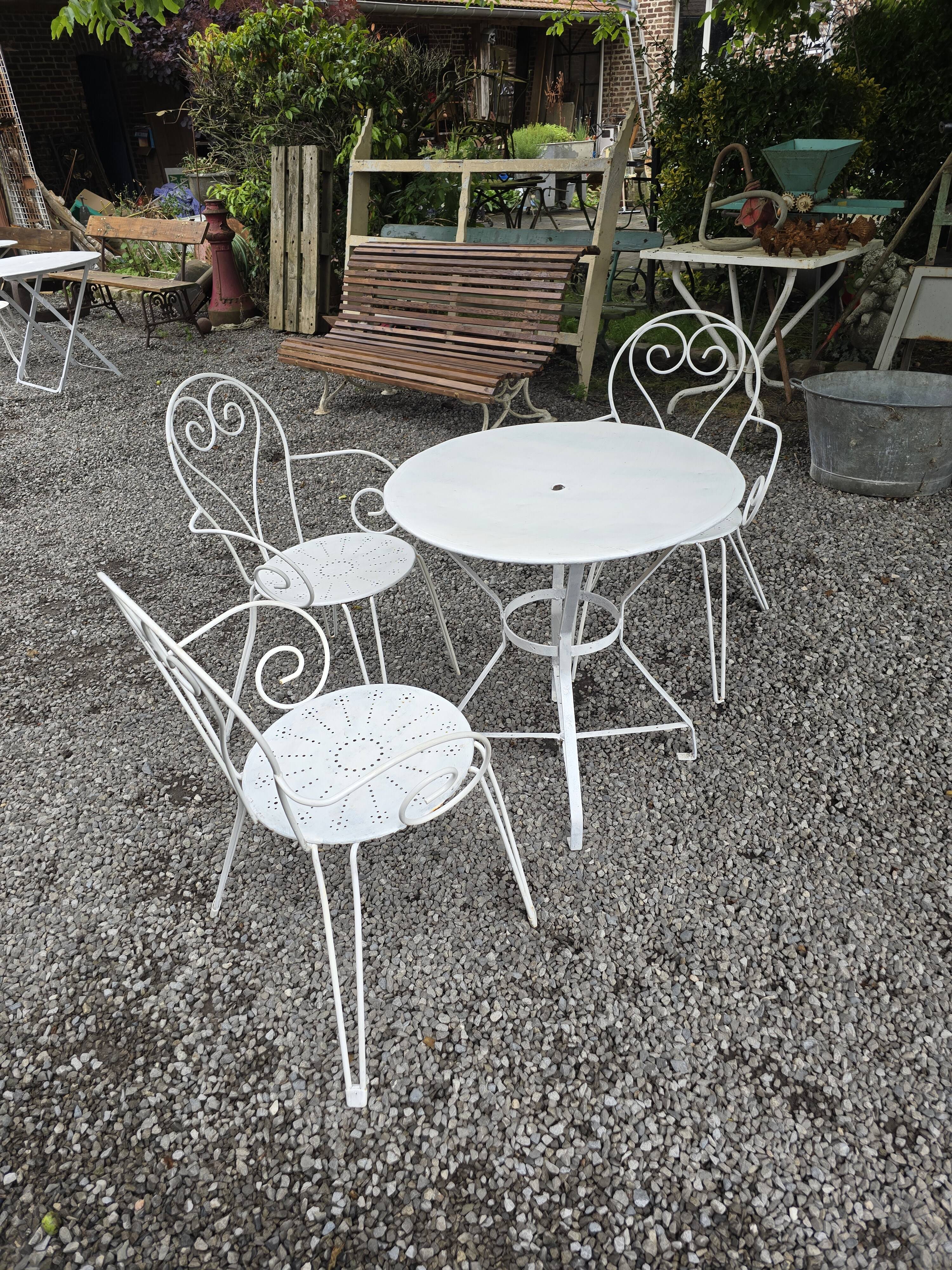 Salon de jardin en fer forgé , 1 table + 3 fauteuils