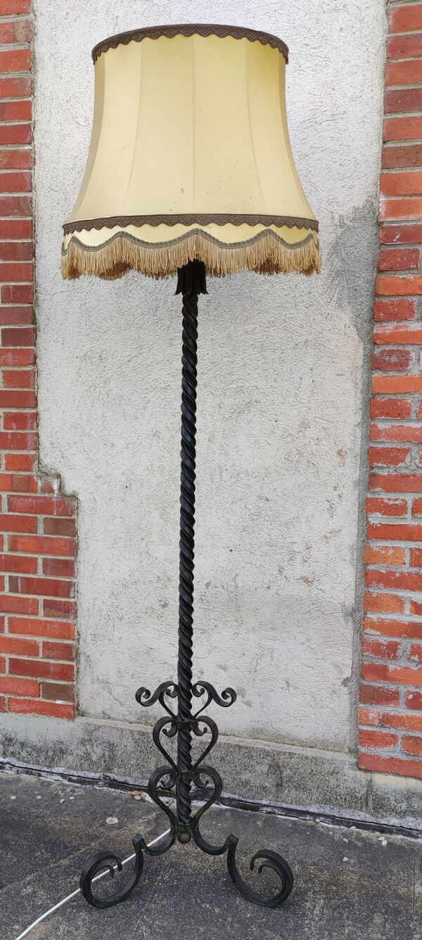 Lampadaire tripode en fer forgé