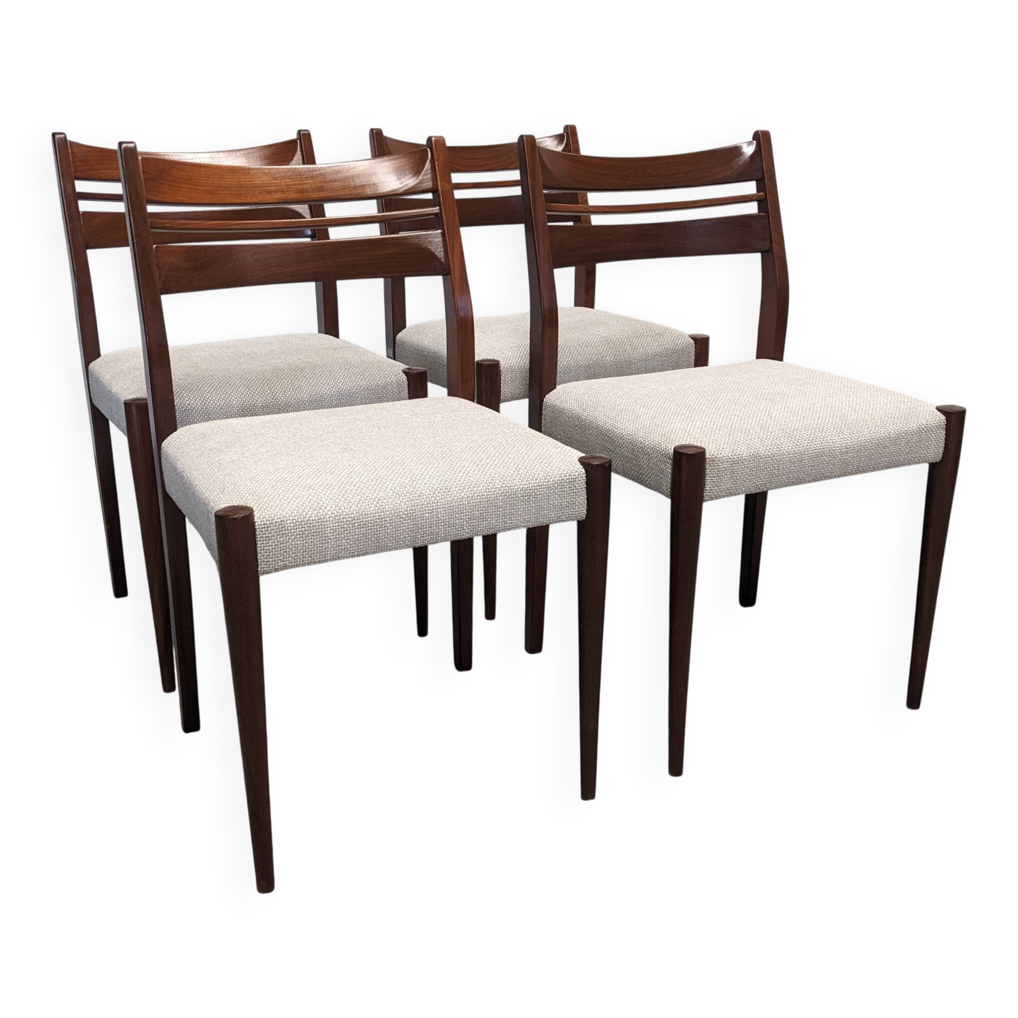 Série de 4 chaises de style scandinave en teck, France vers 1970