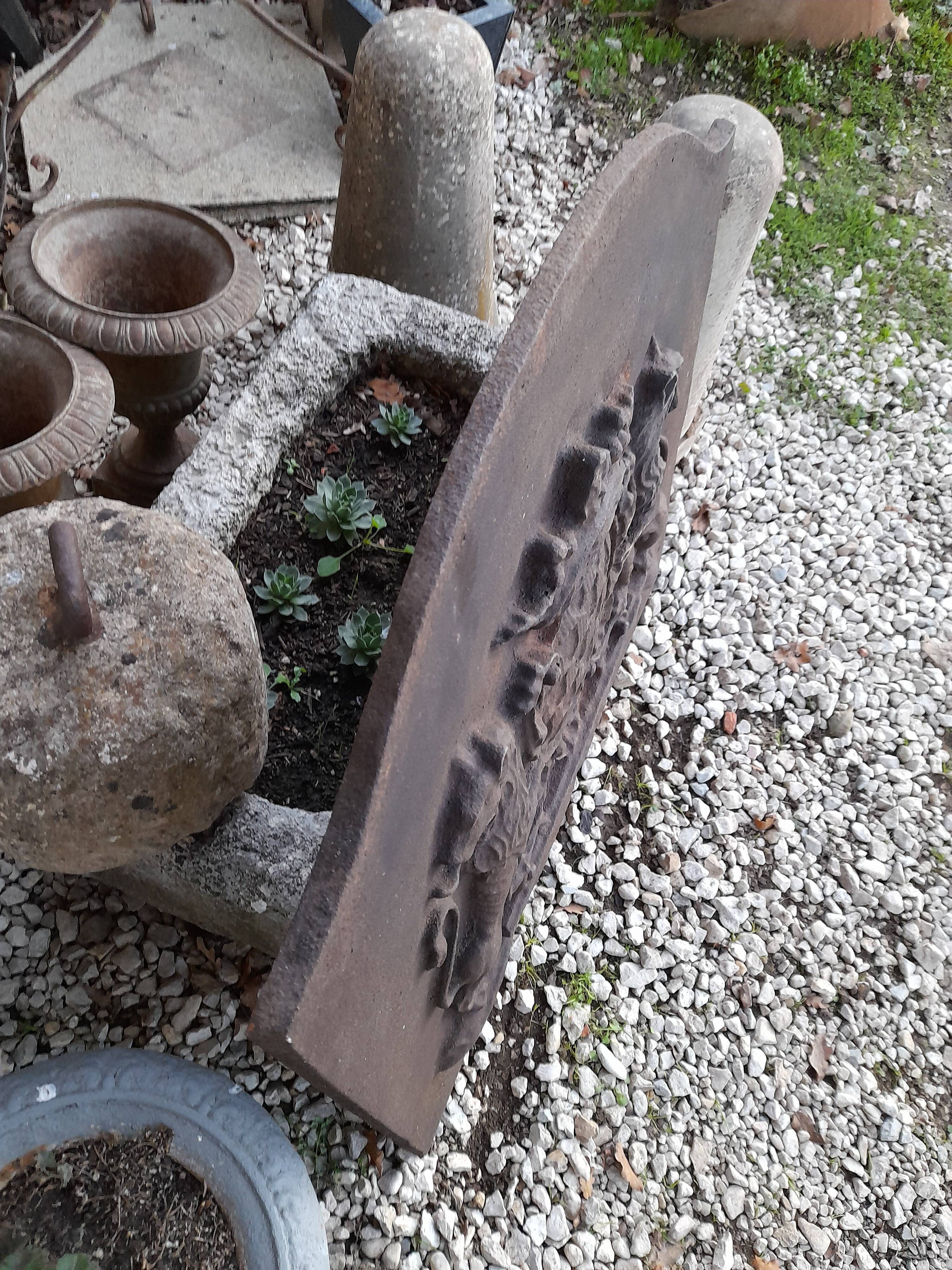 Plaque of chimney in fonte decorations with lions