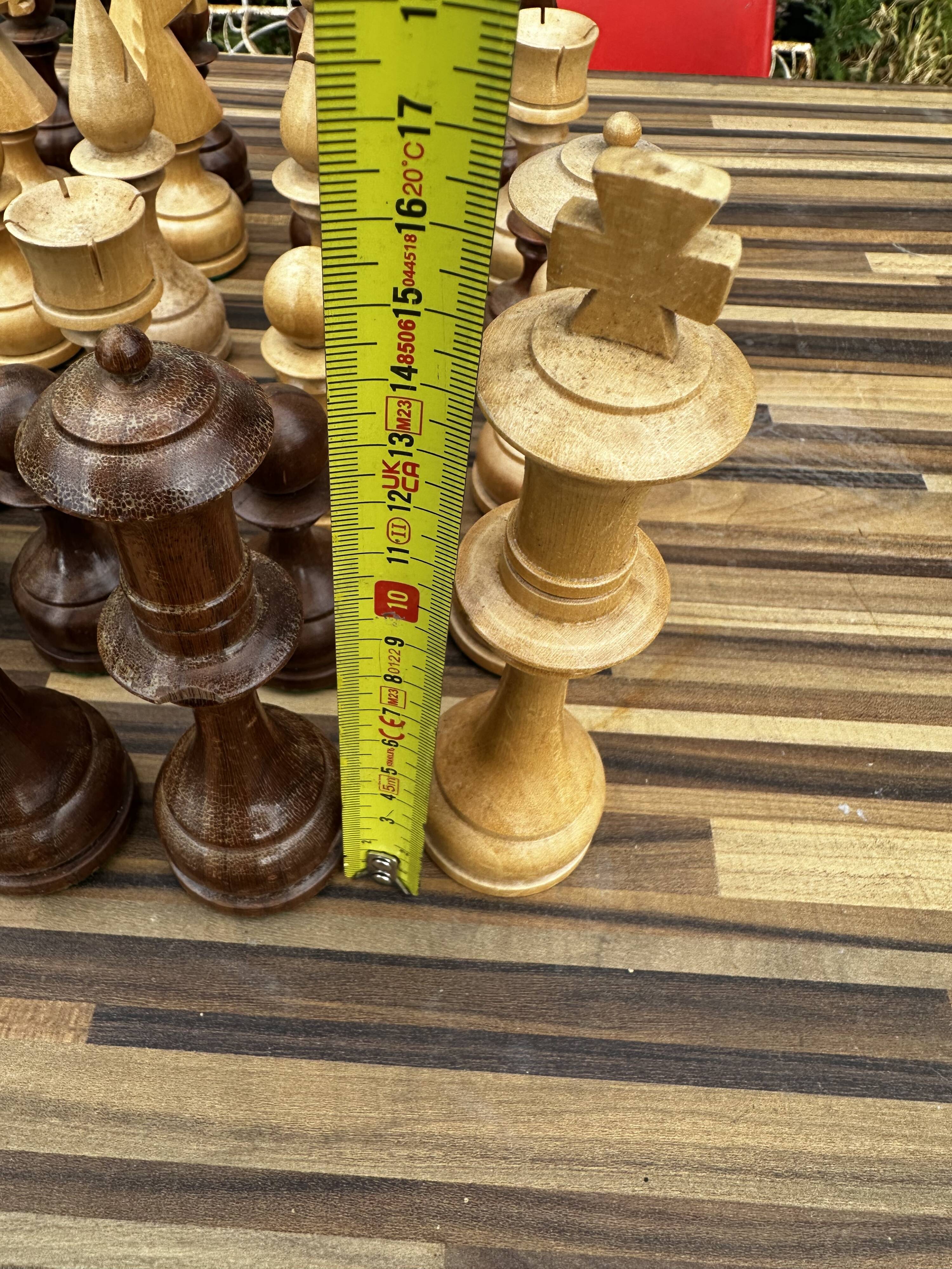 32 Staunton chess pieces in turned boxwood