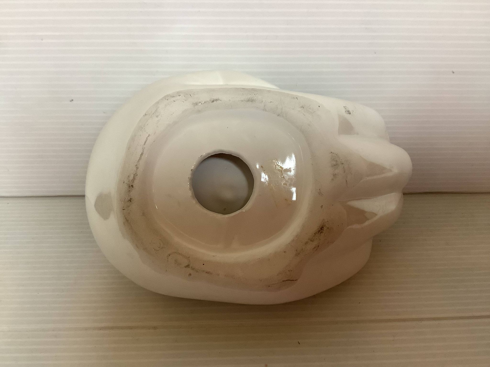 Vide poche baguier main blanc irisé