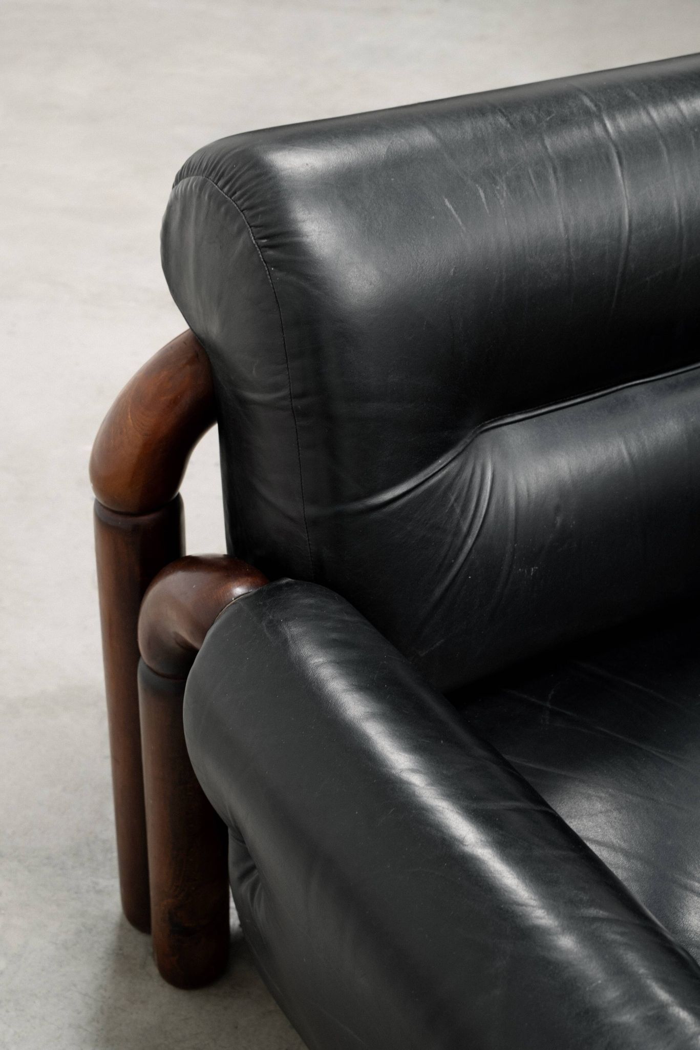 Fauteuil moderniste brésilien en cuir noir et bois massif, années 1970