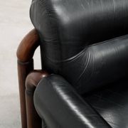 Fauteuil moderniste brésilien en cuir noir et bois massif, années 1970