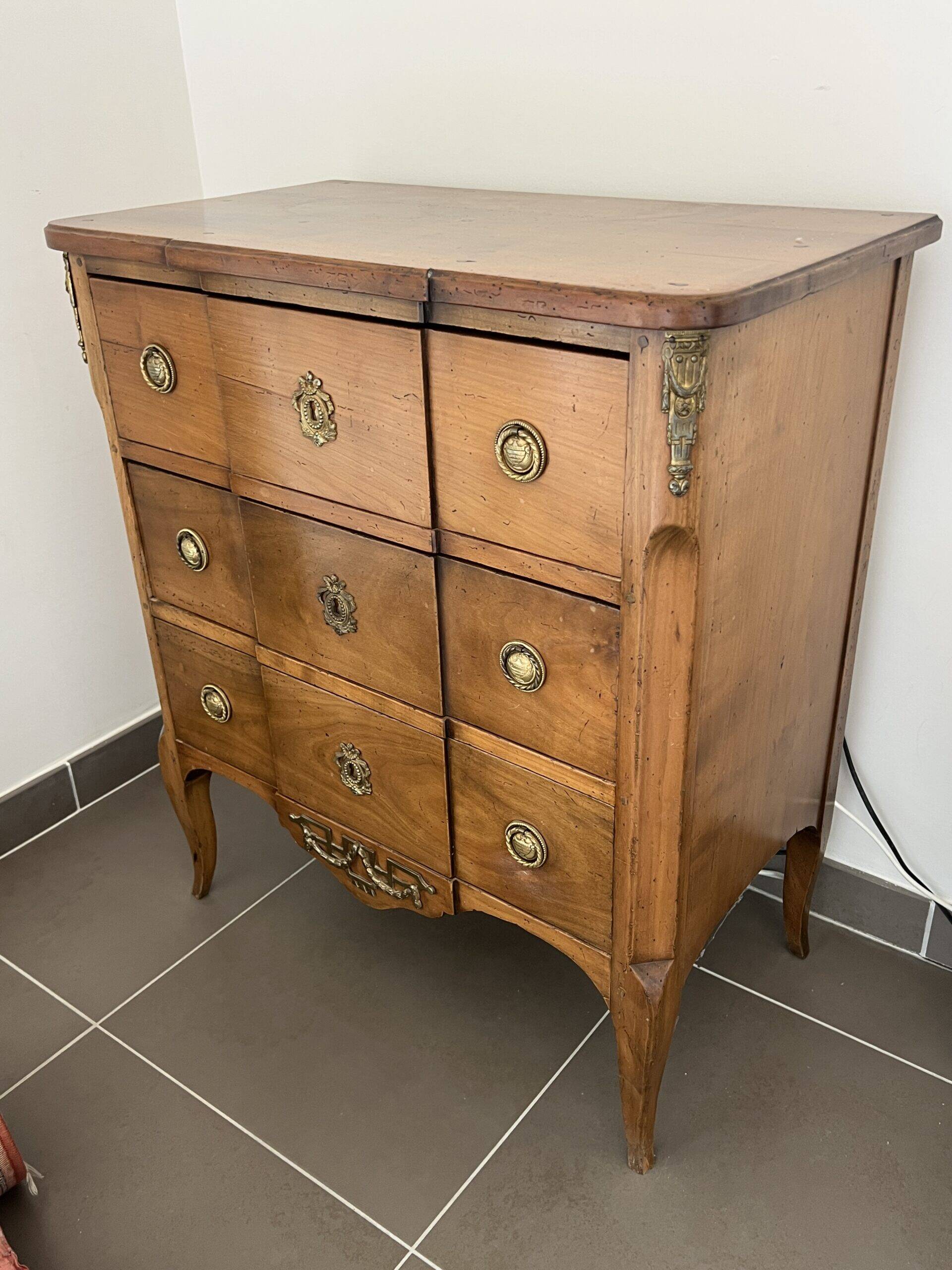 Transitional chest of drawers in solid cherry wood, early 20th century