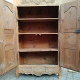 Armoire en sapin art populaire