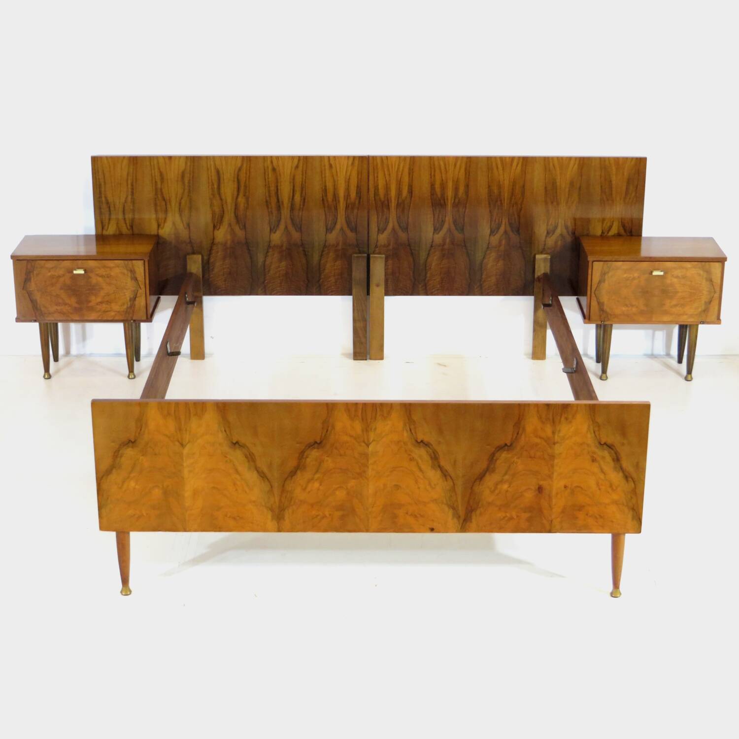 Lit double et tables de nuit en noyer, années 1960