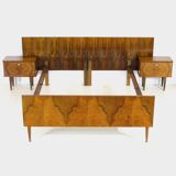Lit double et tables de nuit en noyer, années 1960