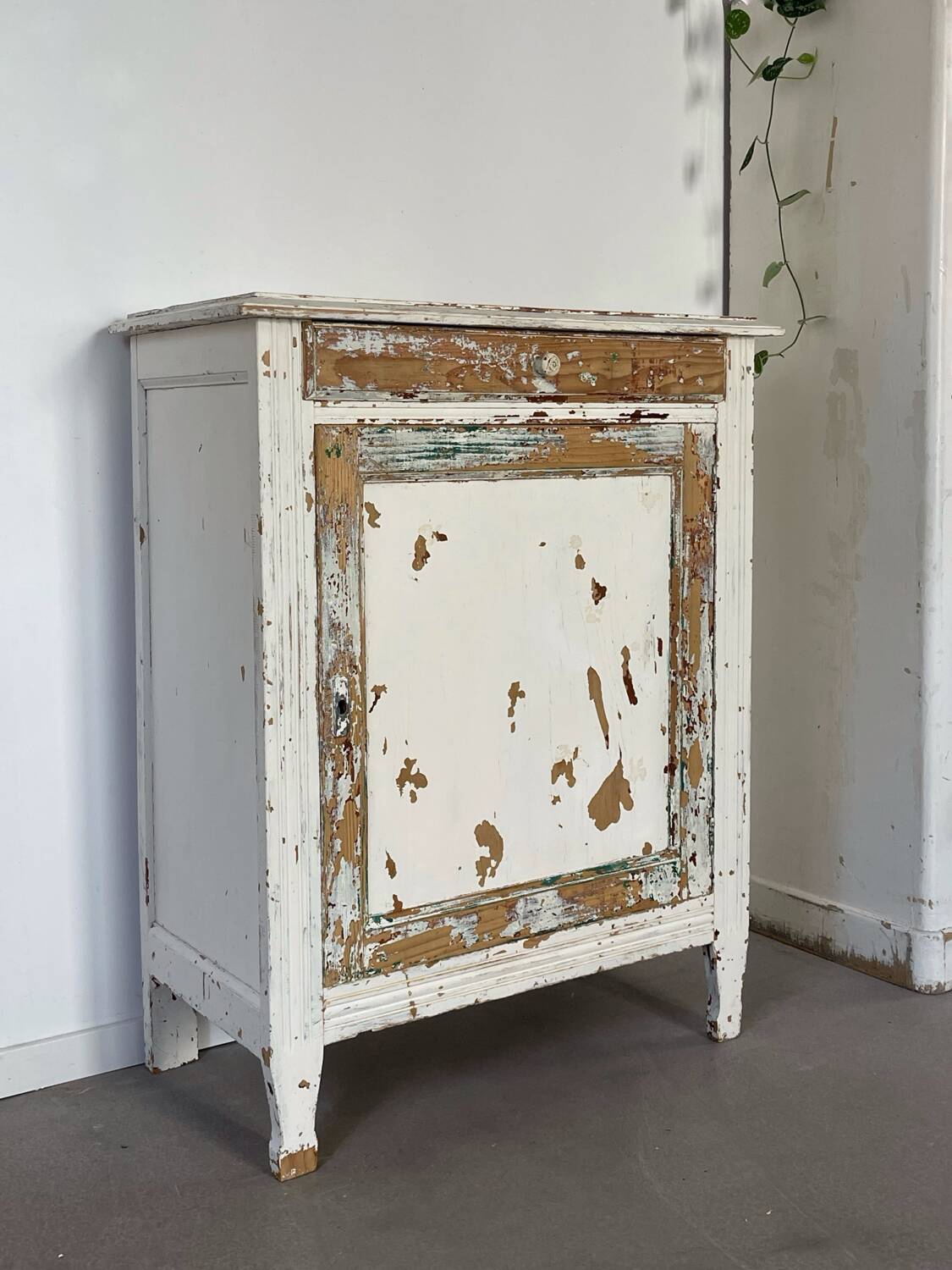 Patinated white jam maker