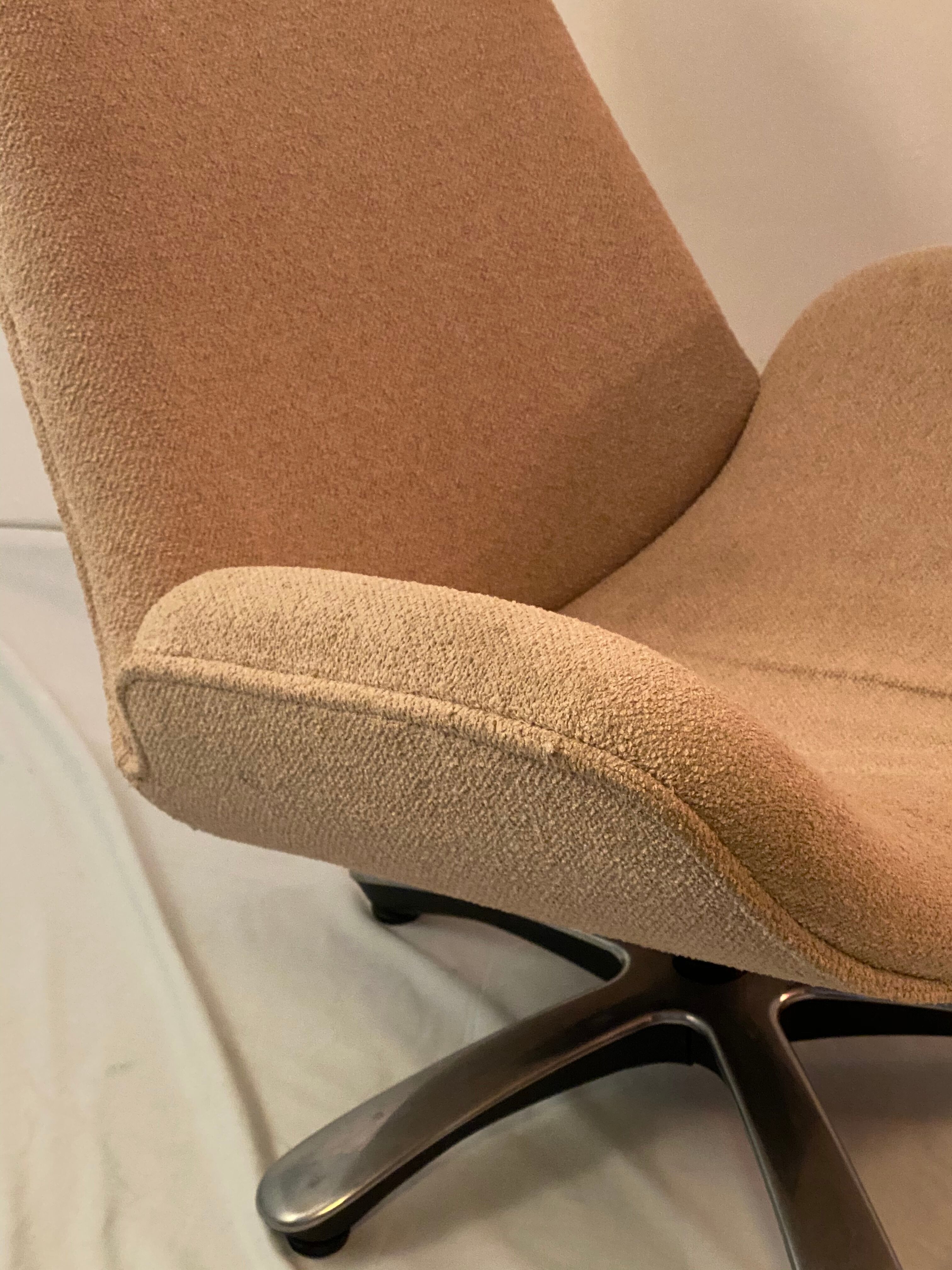 Vintage swan style swivel chair