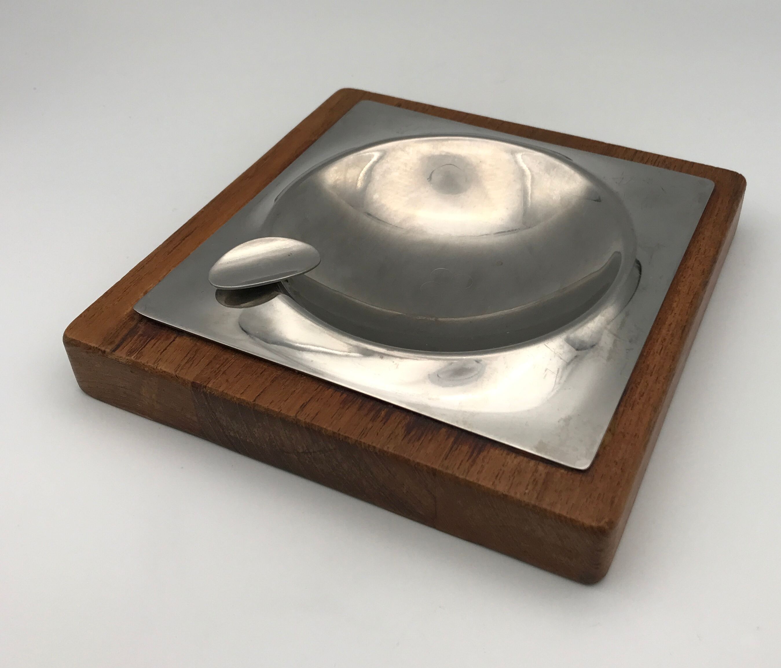 Cendrier design moderniste en bois et métal inox 16 x 16 cm