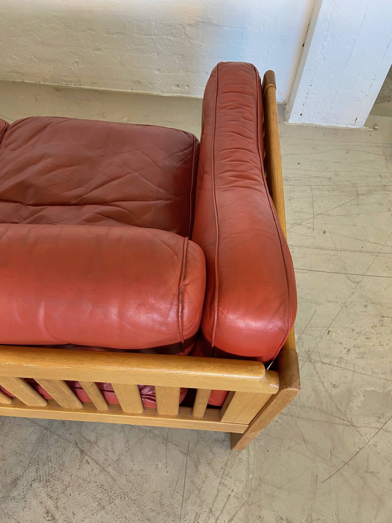 Canapé vintage suédois des années 70 en cuir cognac pour 3 personnes.