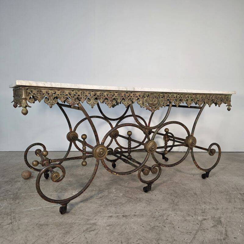 Exceptional large presentation table in cast iron from the late 19th century.
