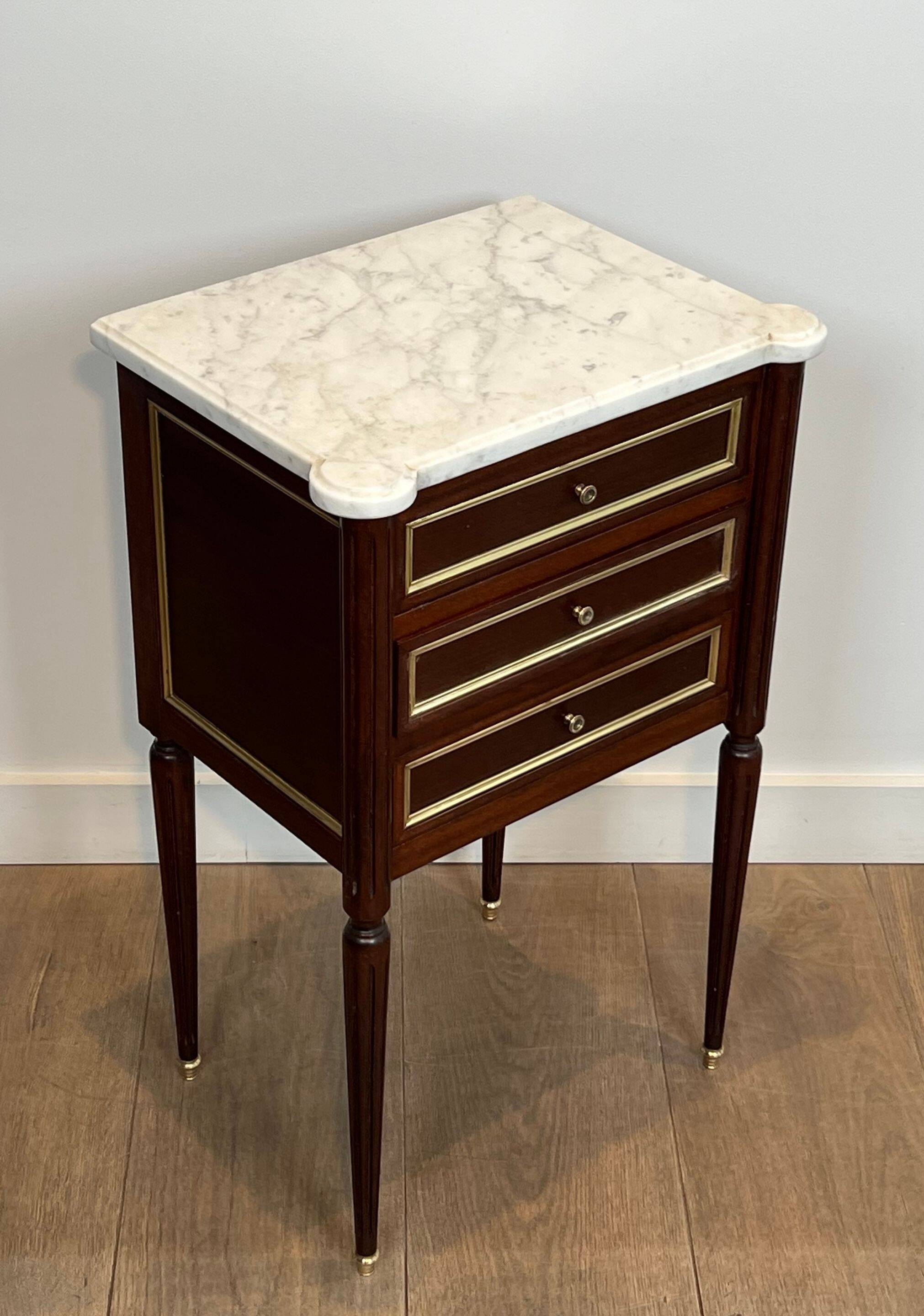 Pair of mahogany and brass side tables or bedside tables with Carrara marble tops.