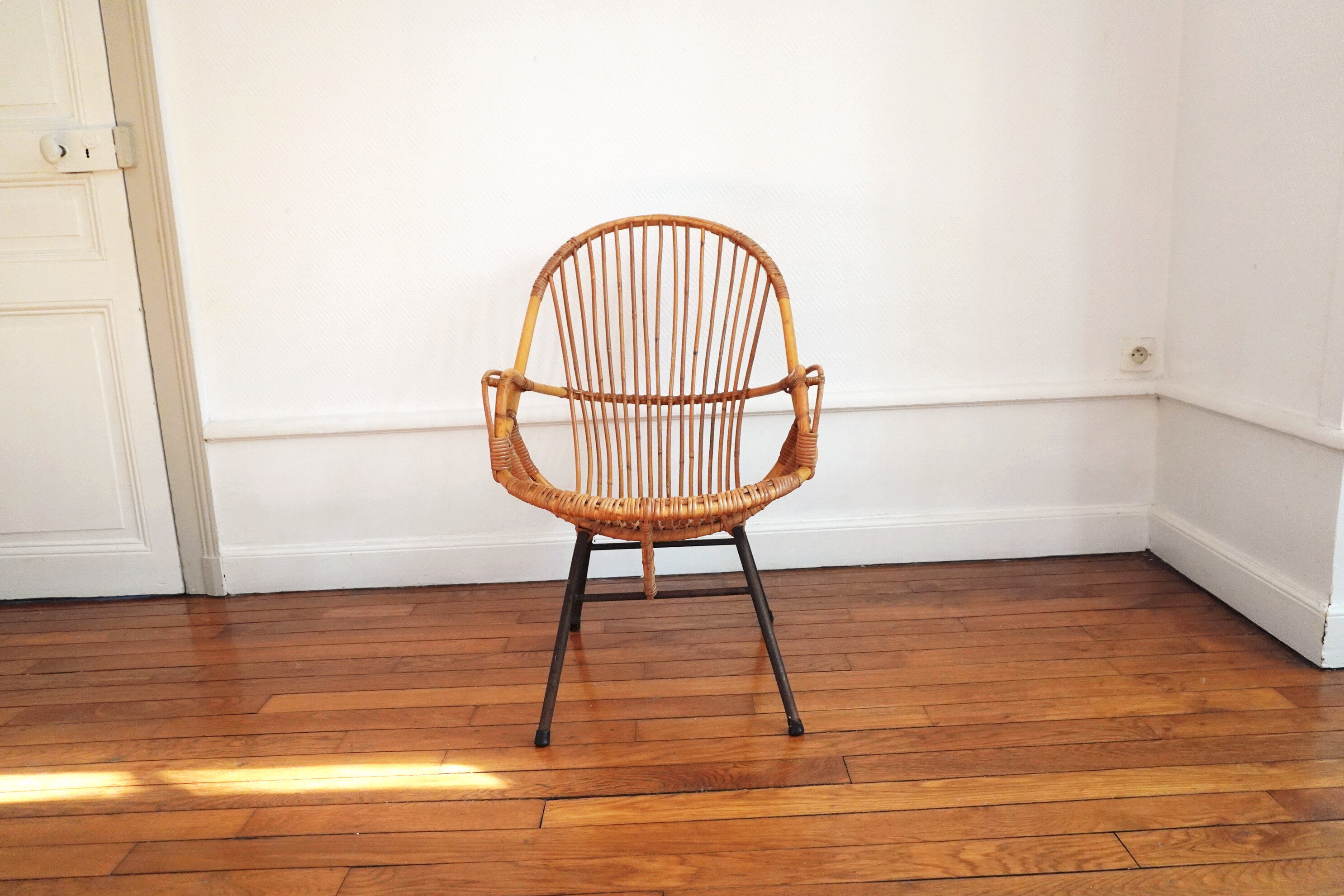 Rattan chair with metal feet