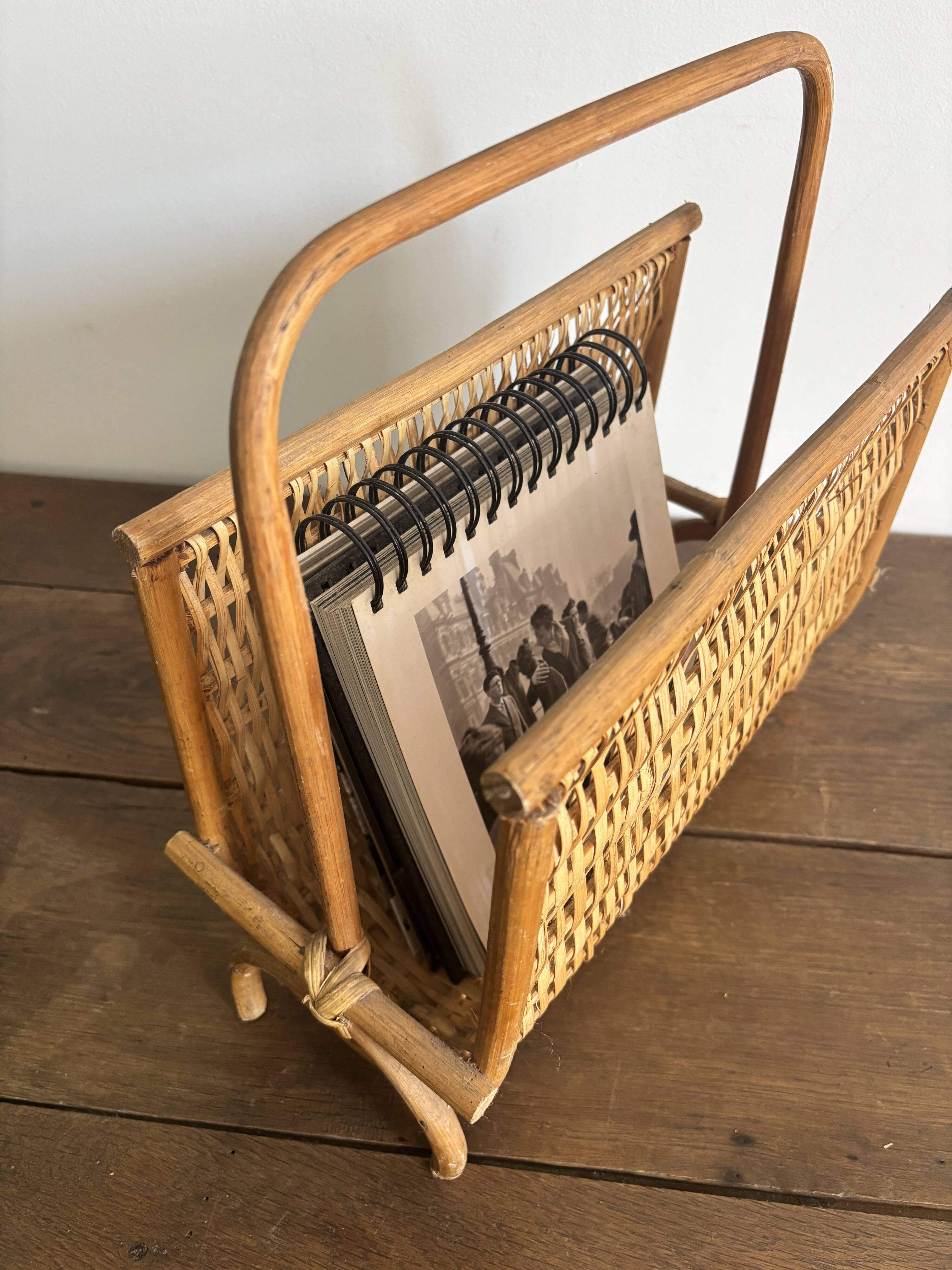 Porte-revues vintage en rotin naturel  des années 60