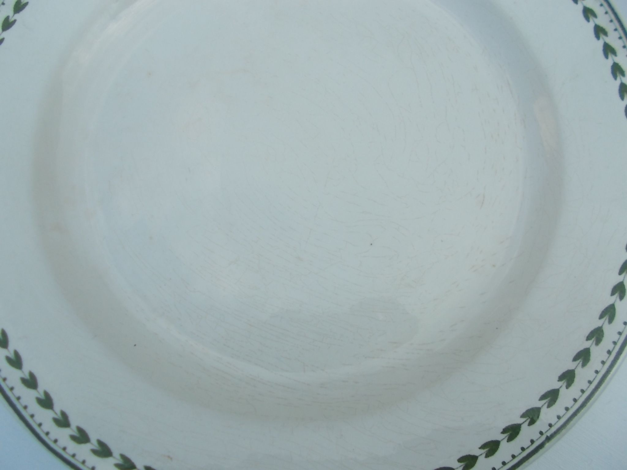 Plat diam 32,5  faience b.f.k  modèle laurier