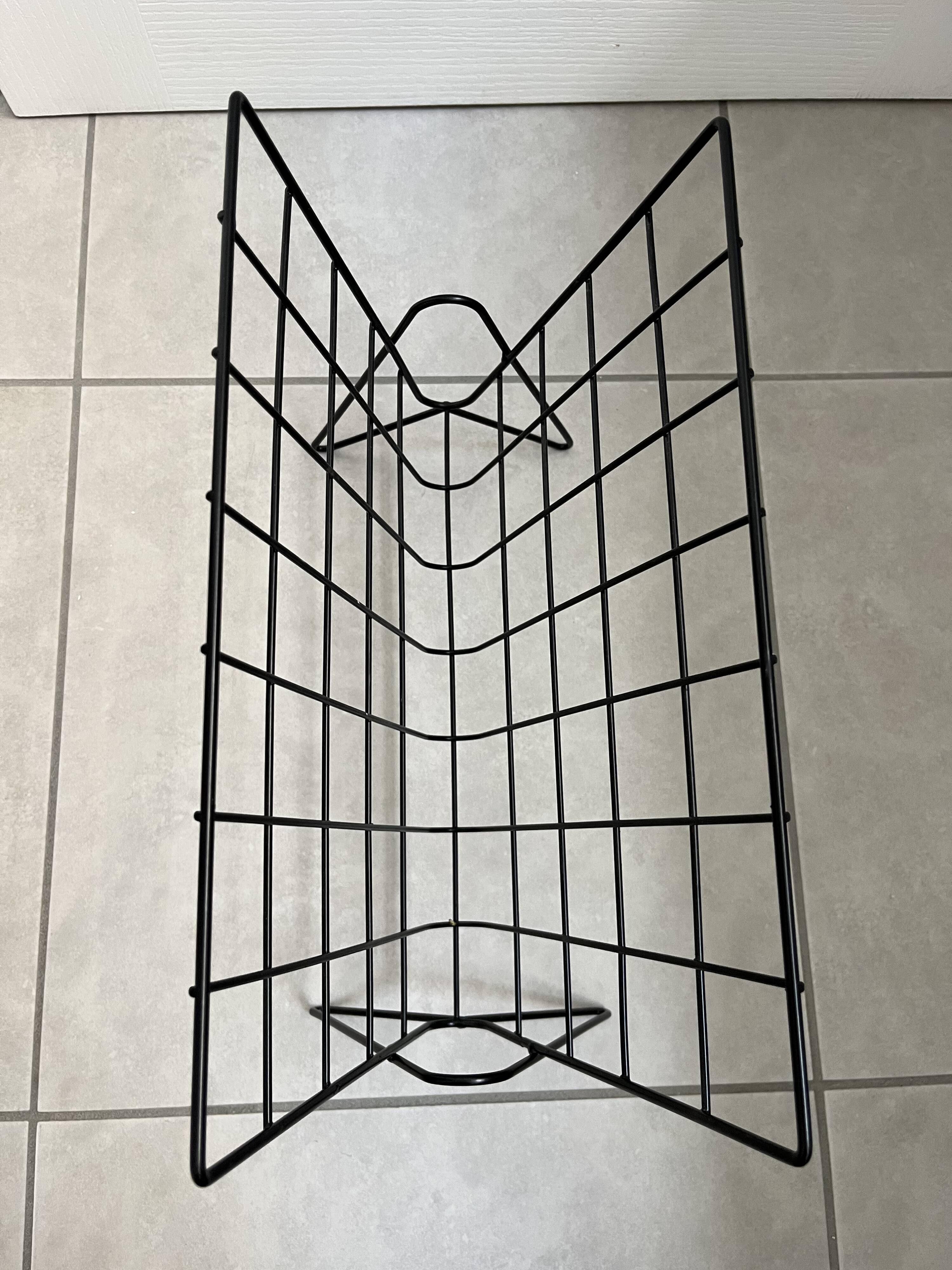 Black metal wire magazine rack