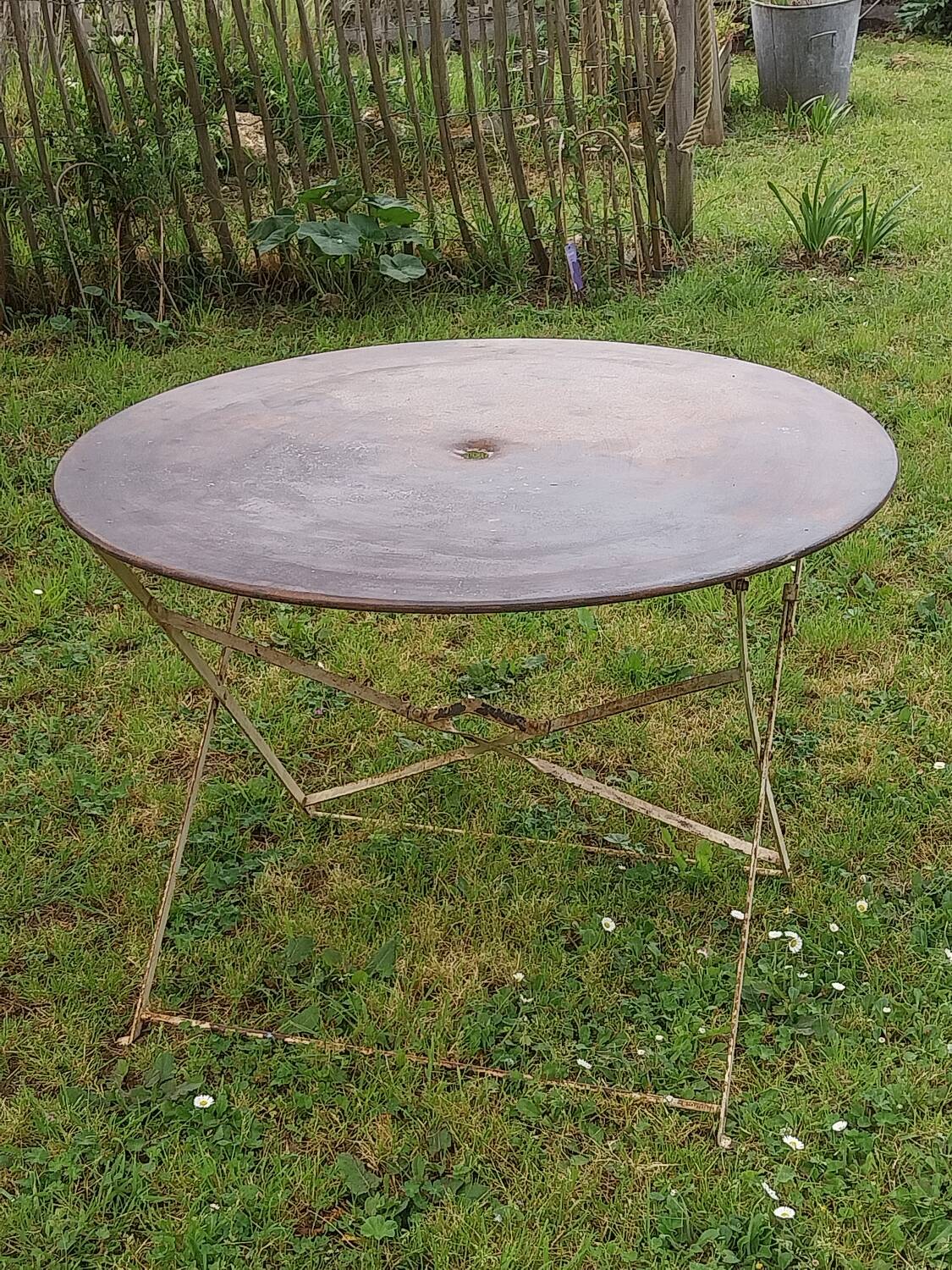 Garden round table