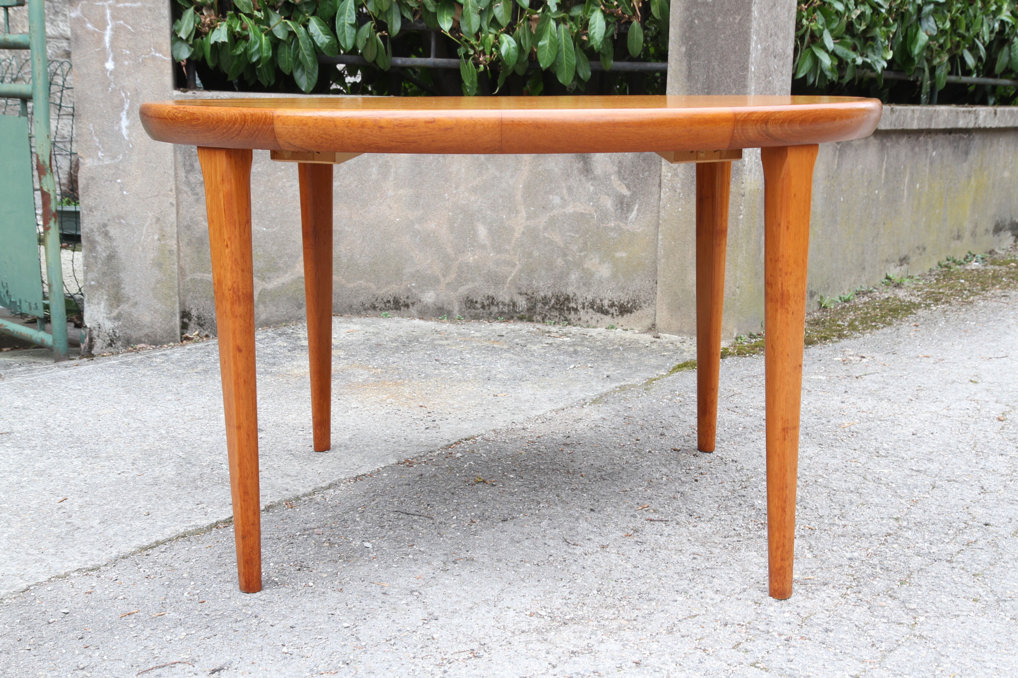 Danish teak extendable round table of the years 60