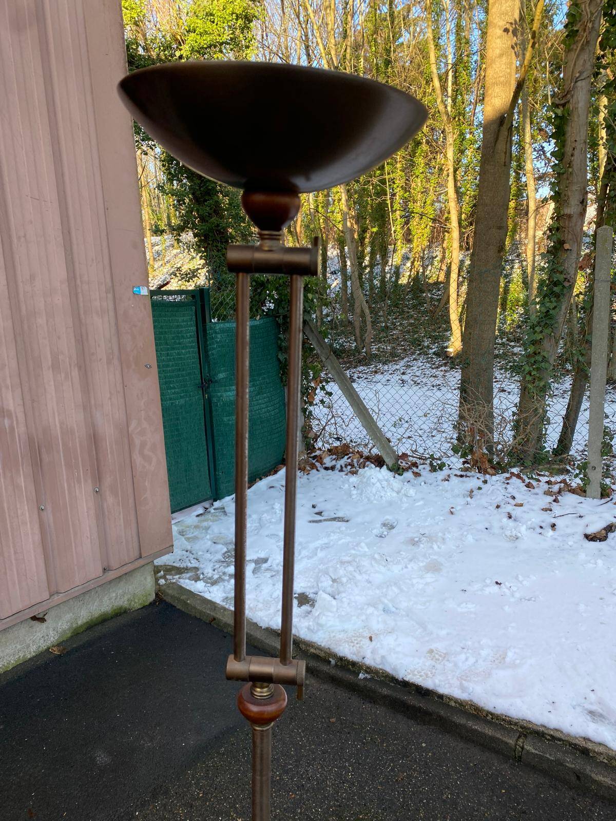 Vintage articulated floor lamp in gilded bronze and solid wood 1950.