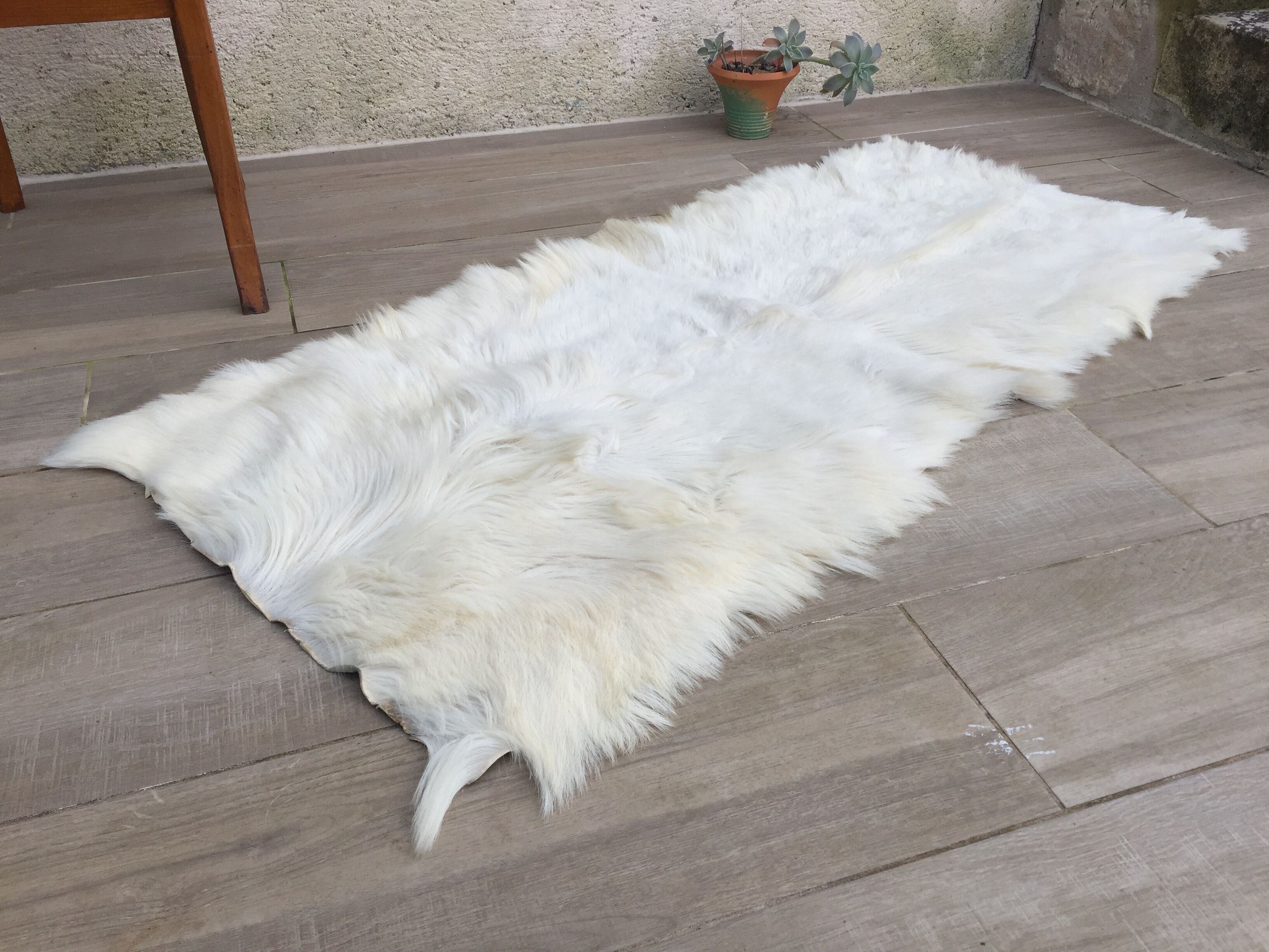Vintage white skin carpet - 60 x 125cm