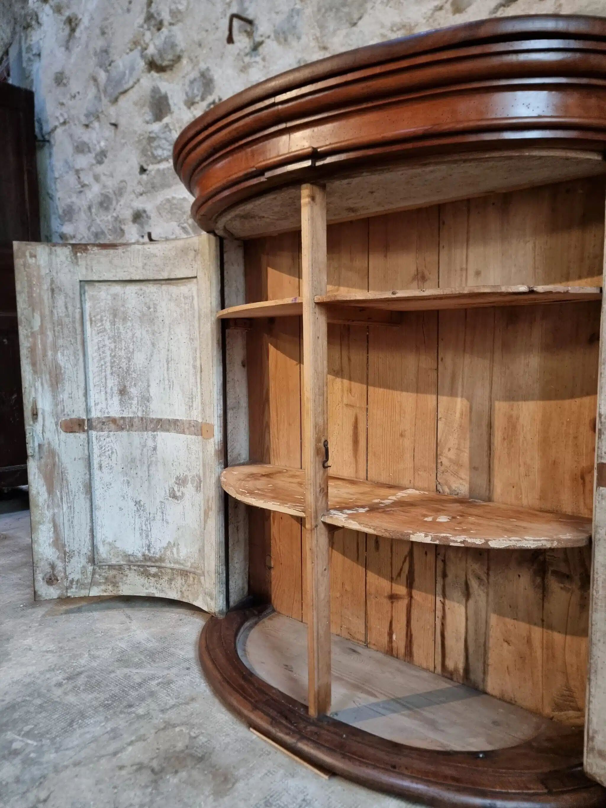 Cabinet demi-lune ancien en noyer, fin XVIIIe siècle, château français