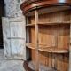Cabinet demi-lune ancien en noyer, fin XVIIIe siècle, château français