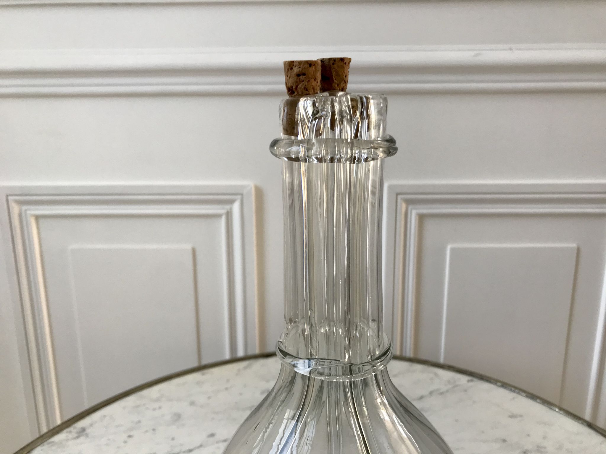 Carafe à liqueur à compartiments en verre moulé début XXème