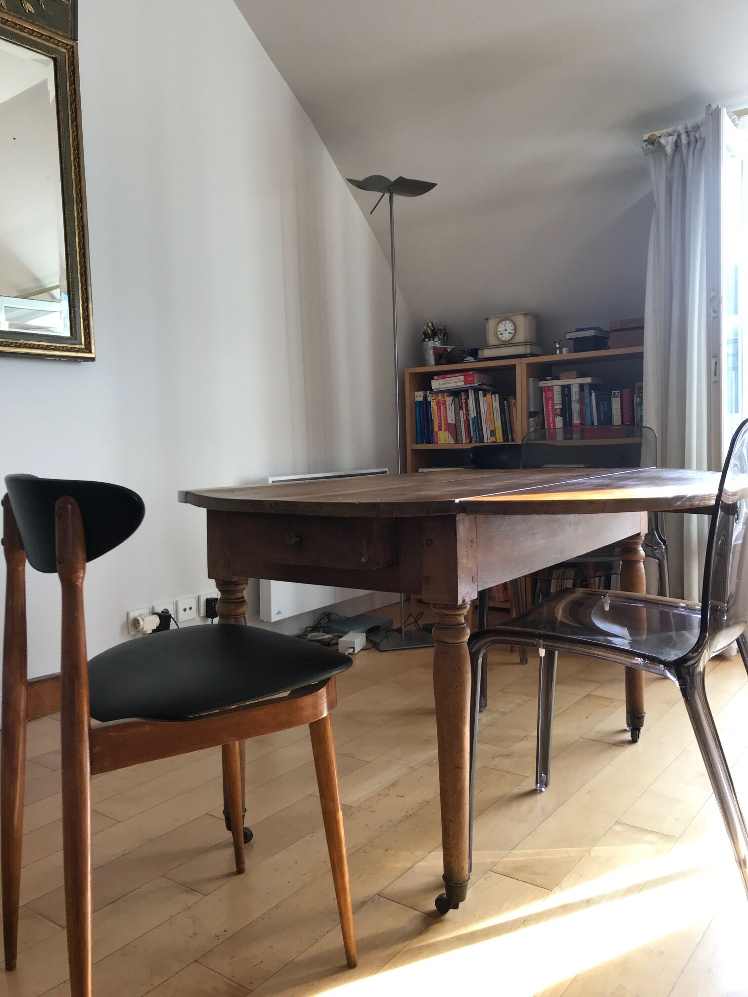 Foldable wooden round table