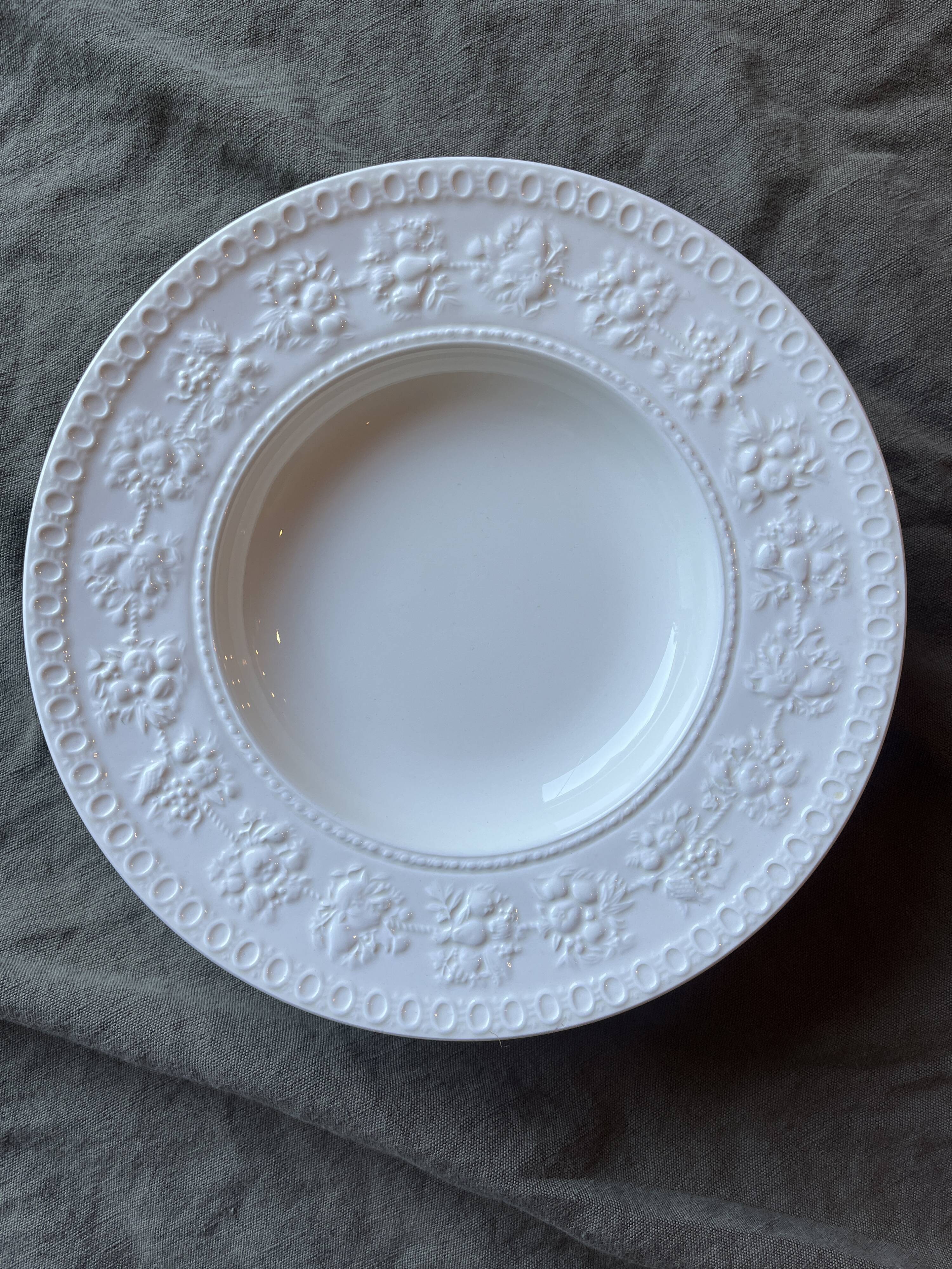 Set of 6 small Wedgwood Wellesley Festivity plates.