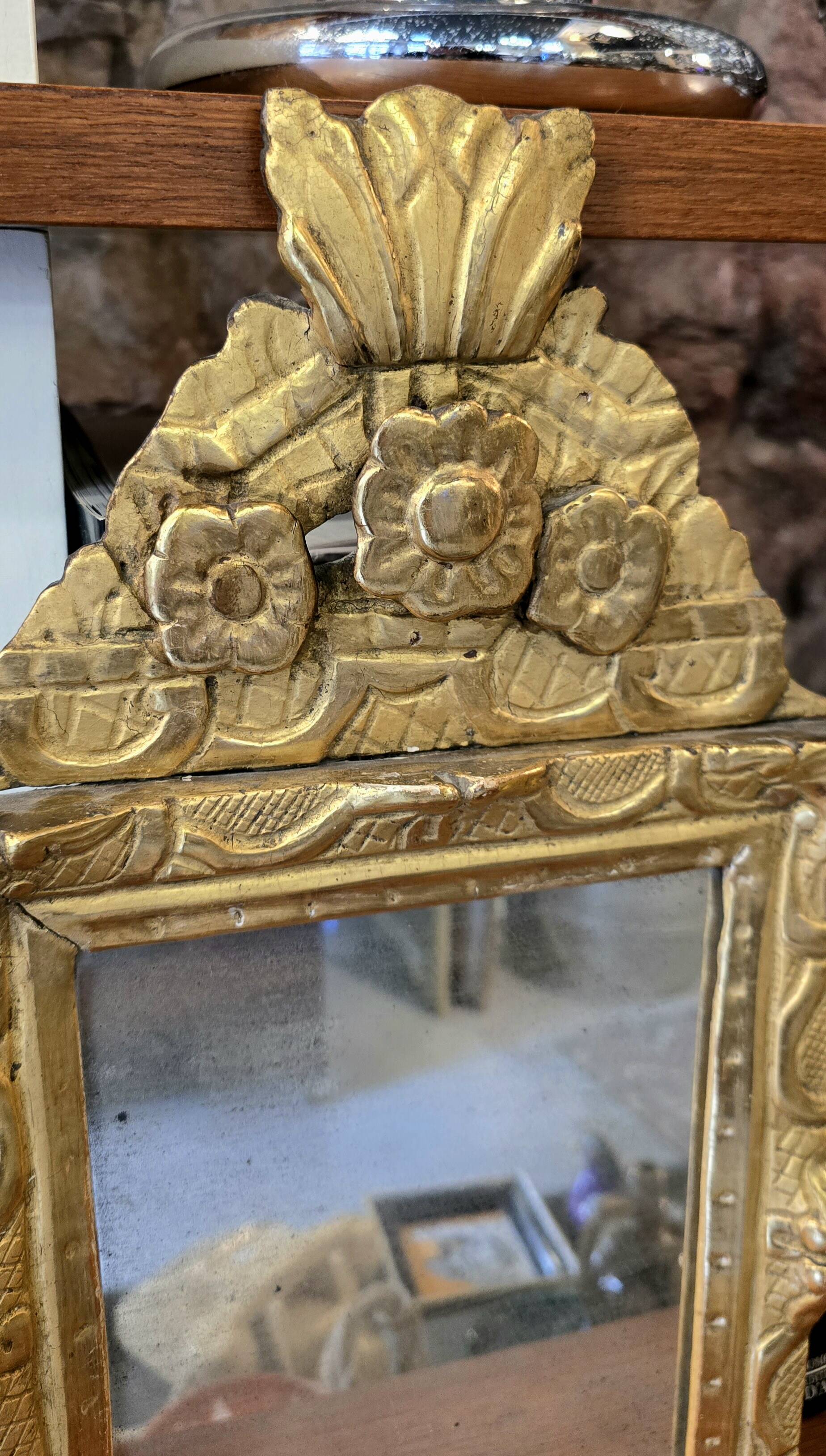 Small Louis XIV mirror in gilded carved wood from the early 18th century.
