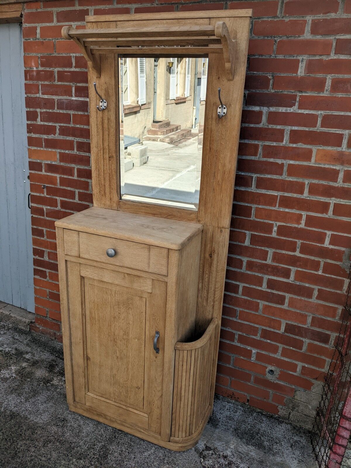 Entrance cloakroom