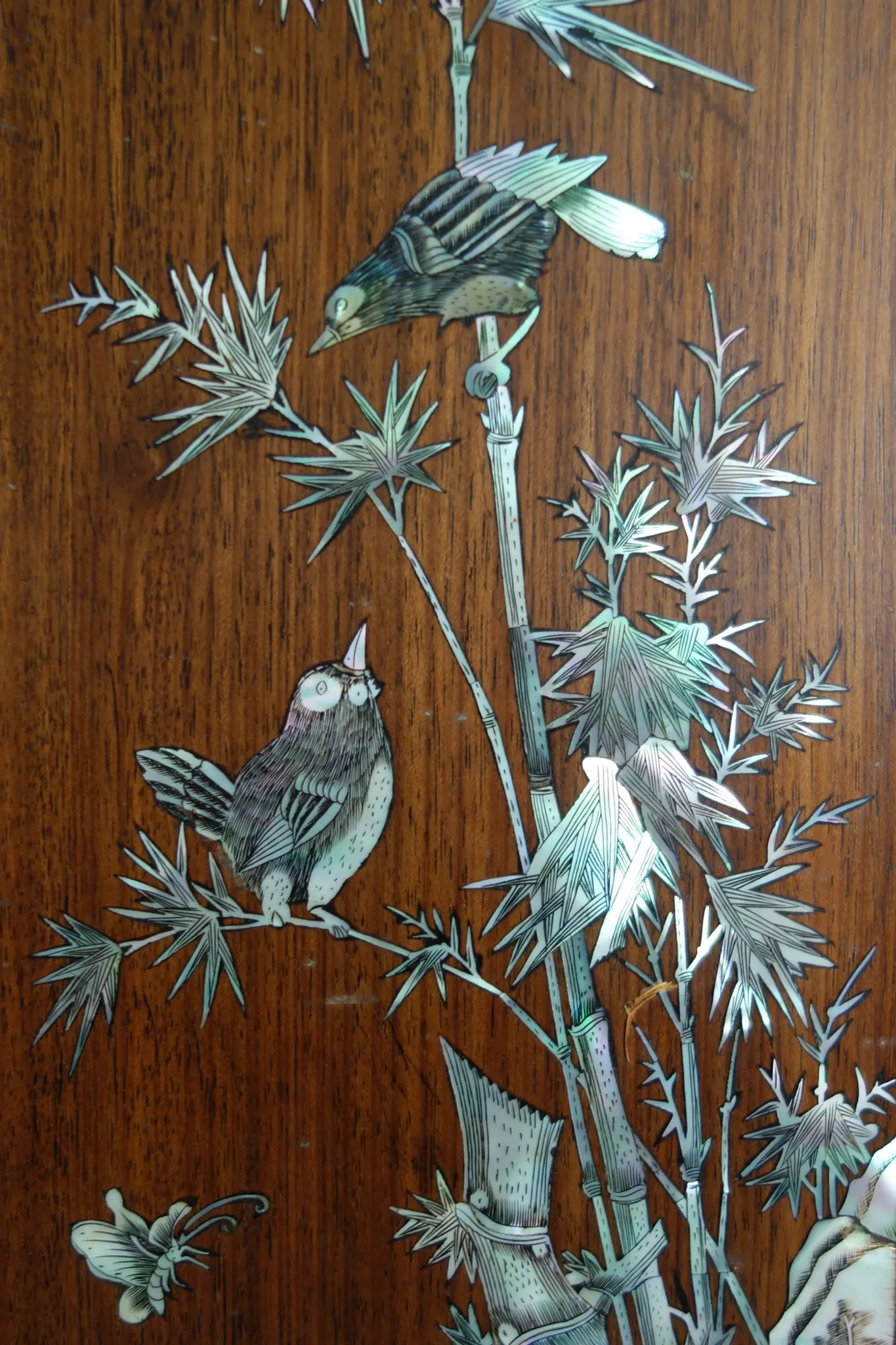 Asian screen in carved wood and mother-of-pearl marquetry.