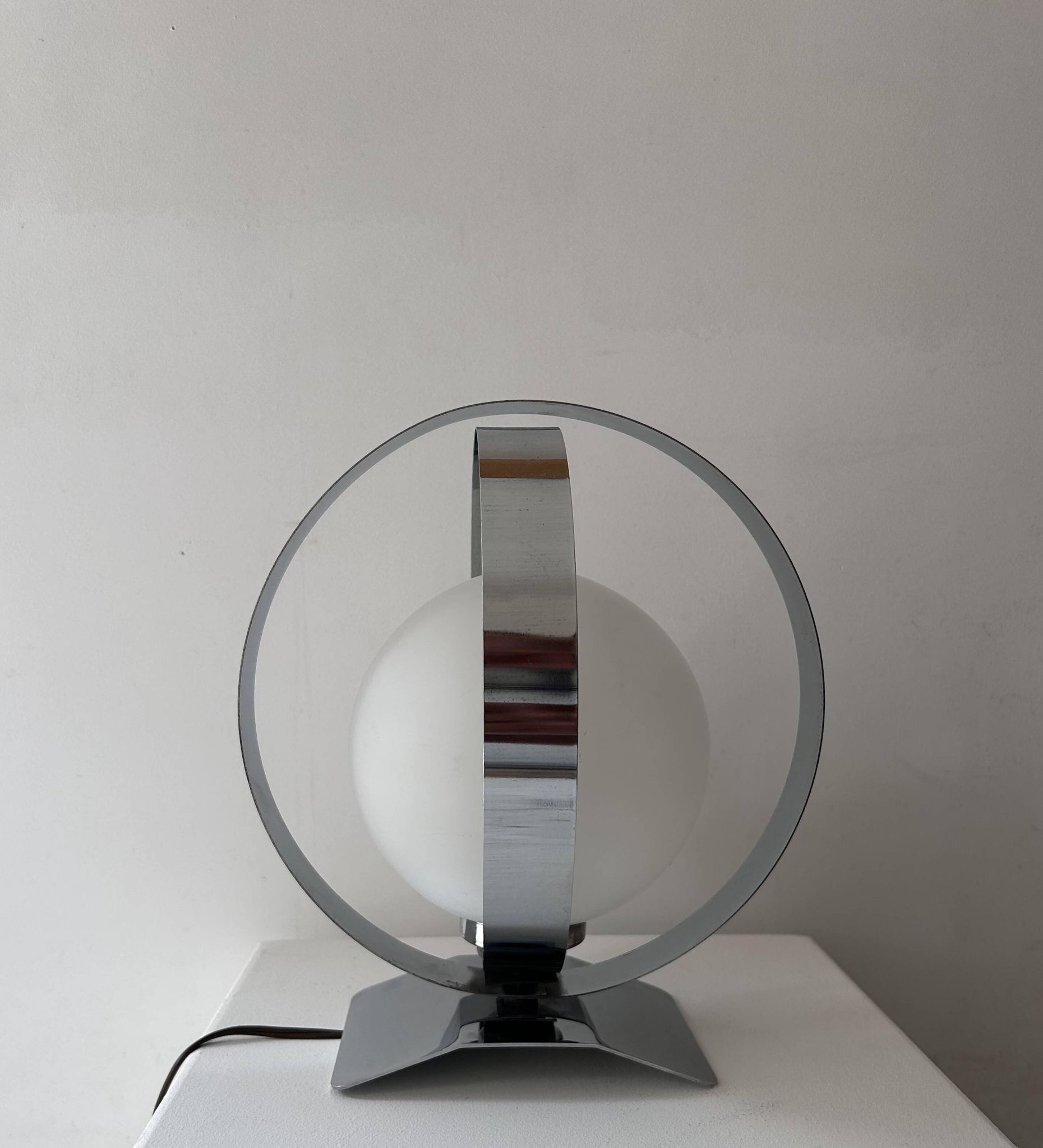 Lampe de table vintage, chrome et opaline, France 1970