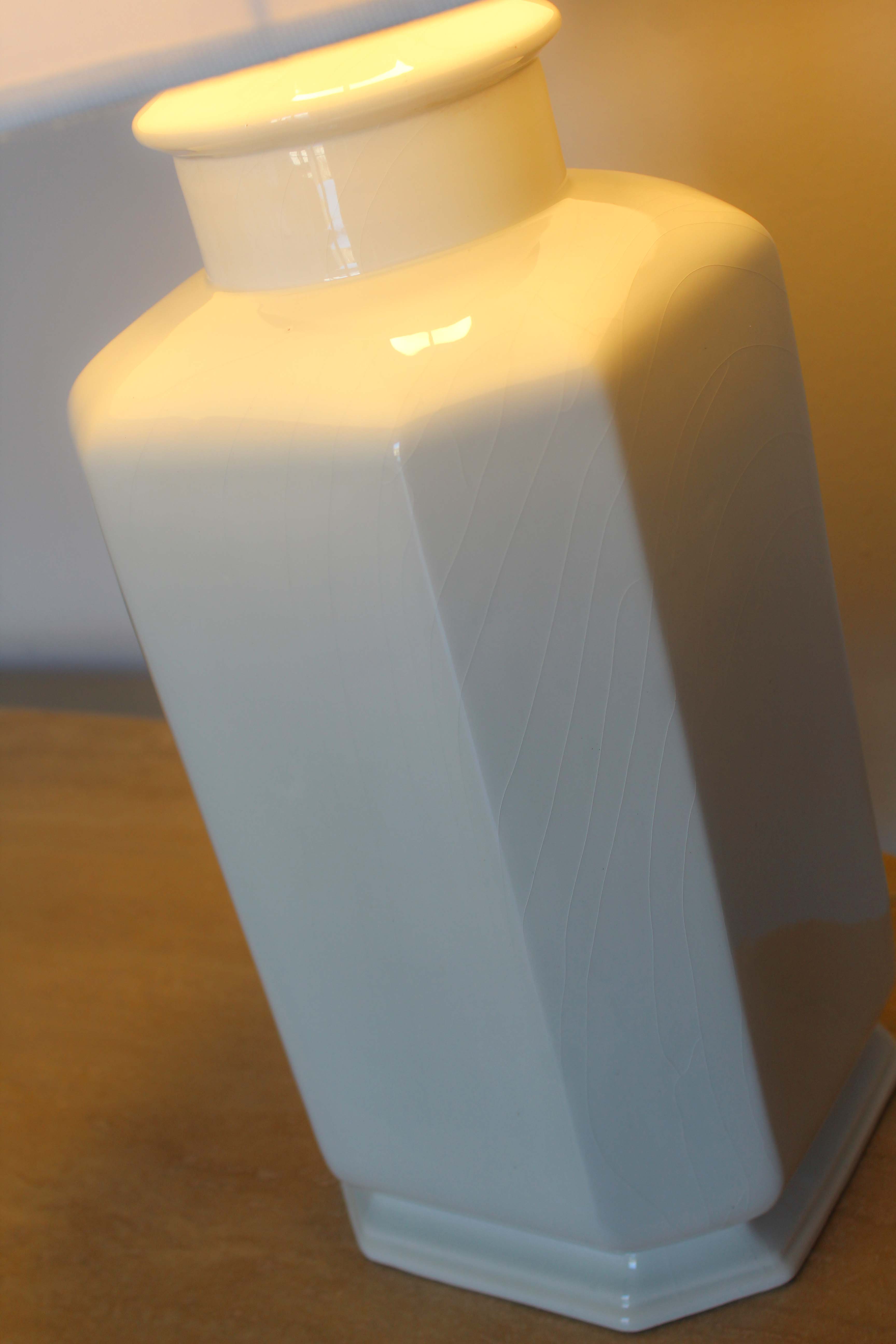 White lacquered ceramic table lamp, Italy 1970s