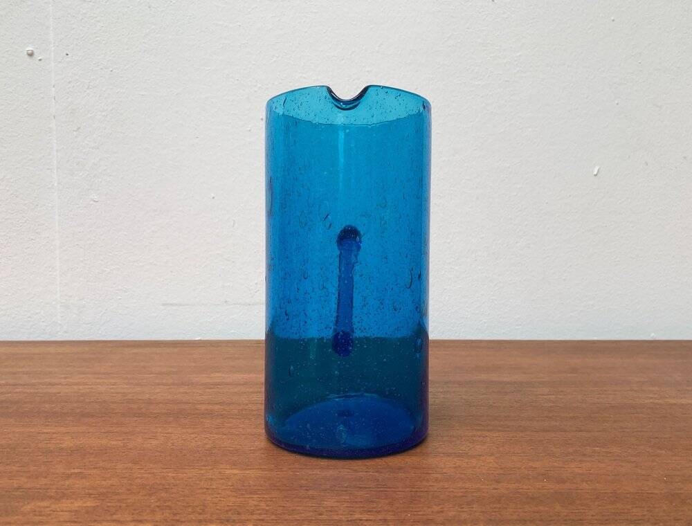Broc en verre bleu fait main du milieu du siècle, années 1960