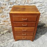 Oak chest of drawers has 5 drawers