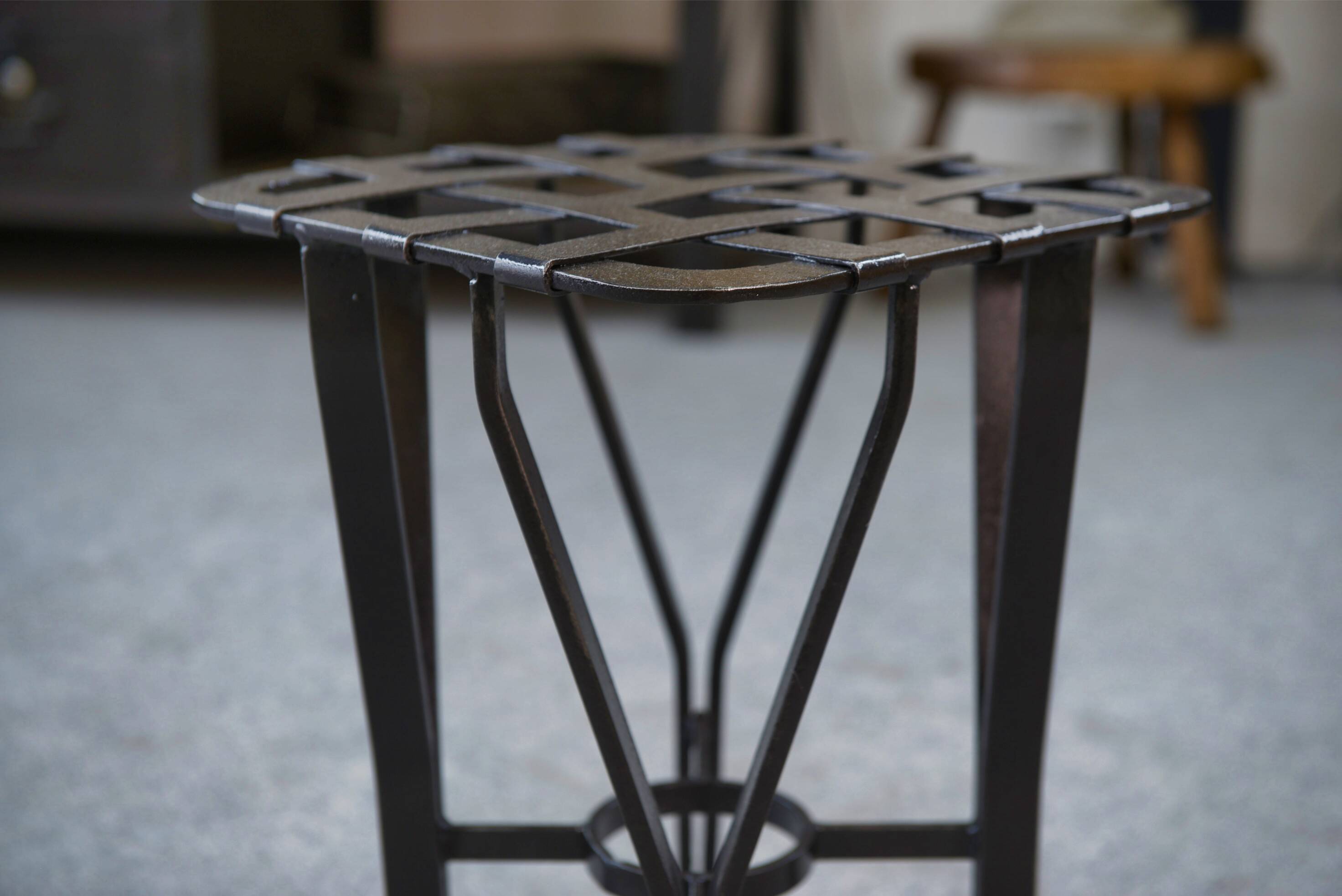 Tabouret fer forgé et métal tressé France 1950's