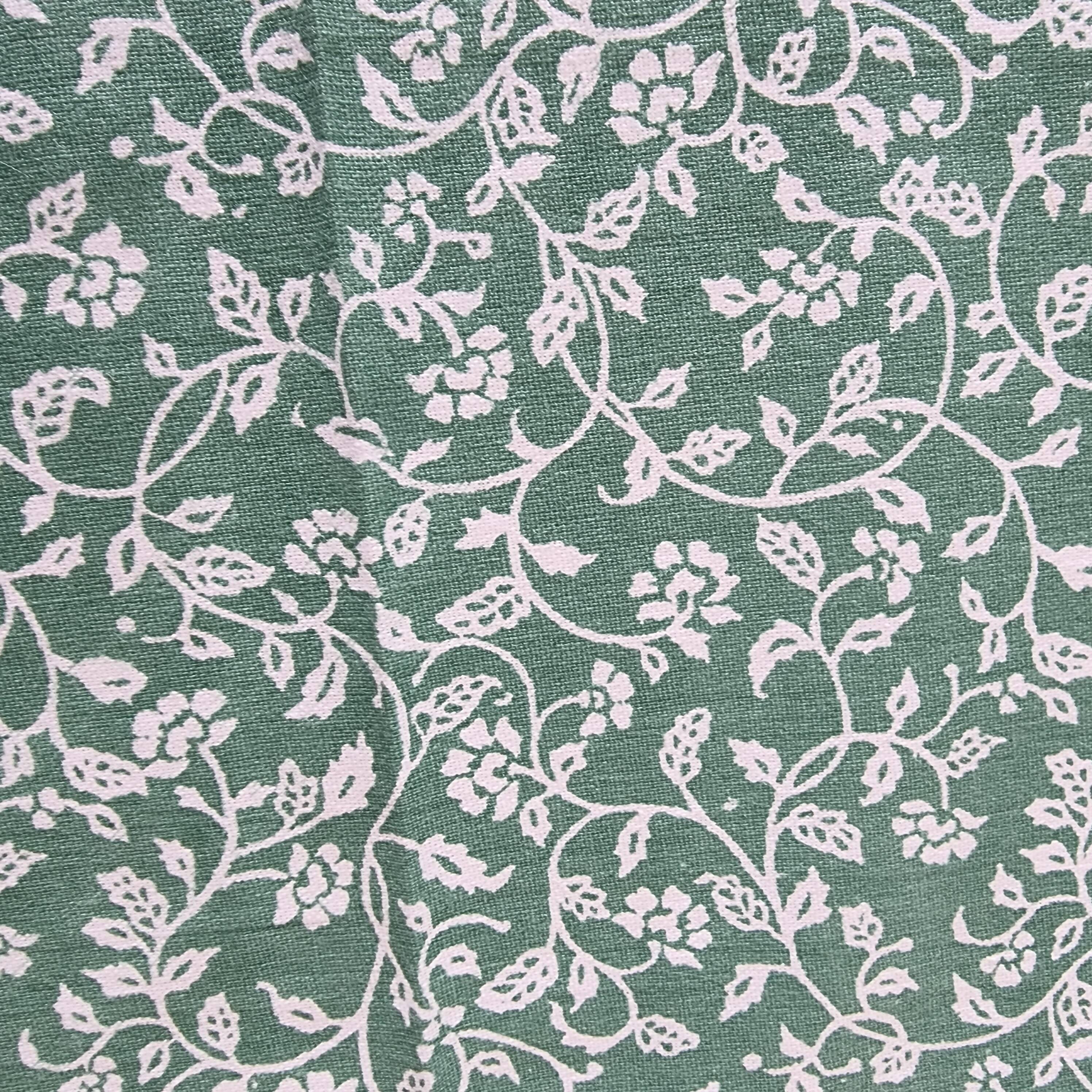 6 green cotton cloth napkins with white linens