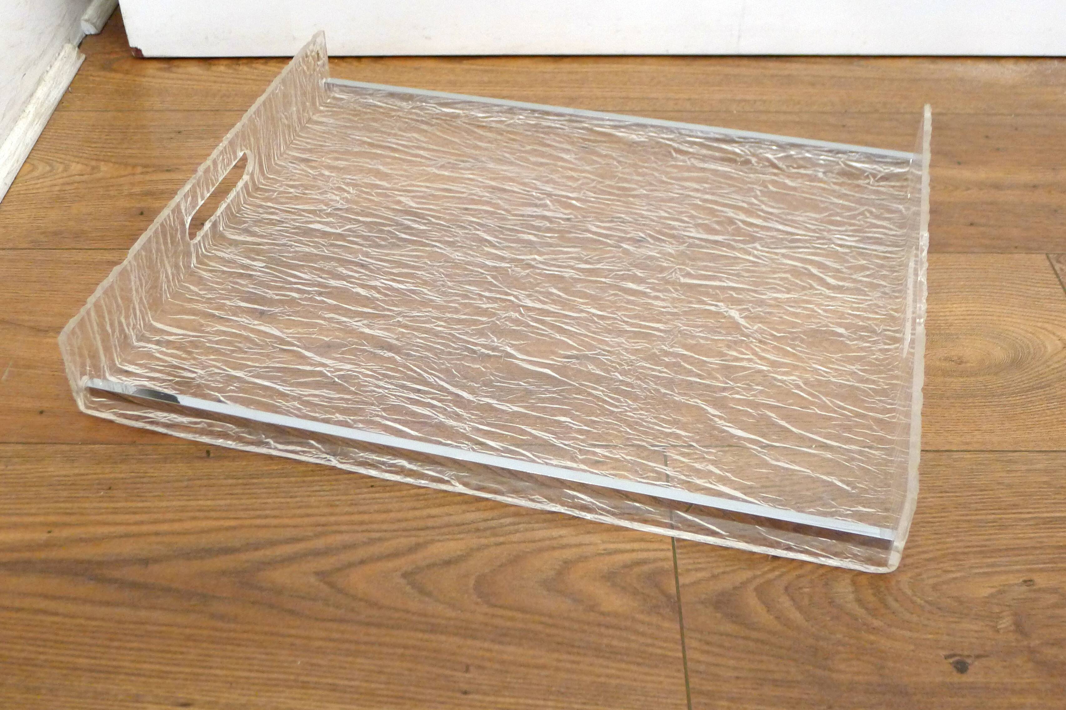 Large plateau 1970s in crumpled/frosted plexiglass & chrome strips