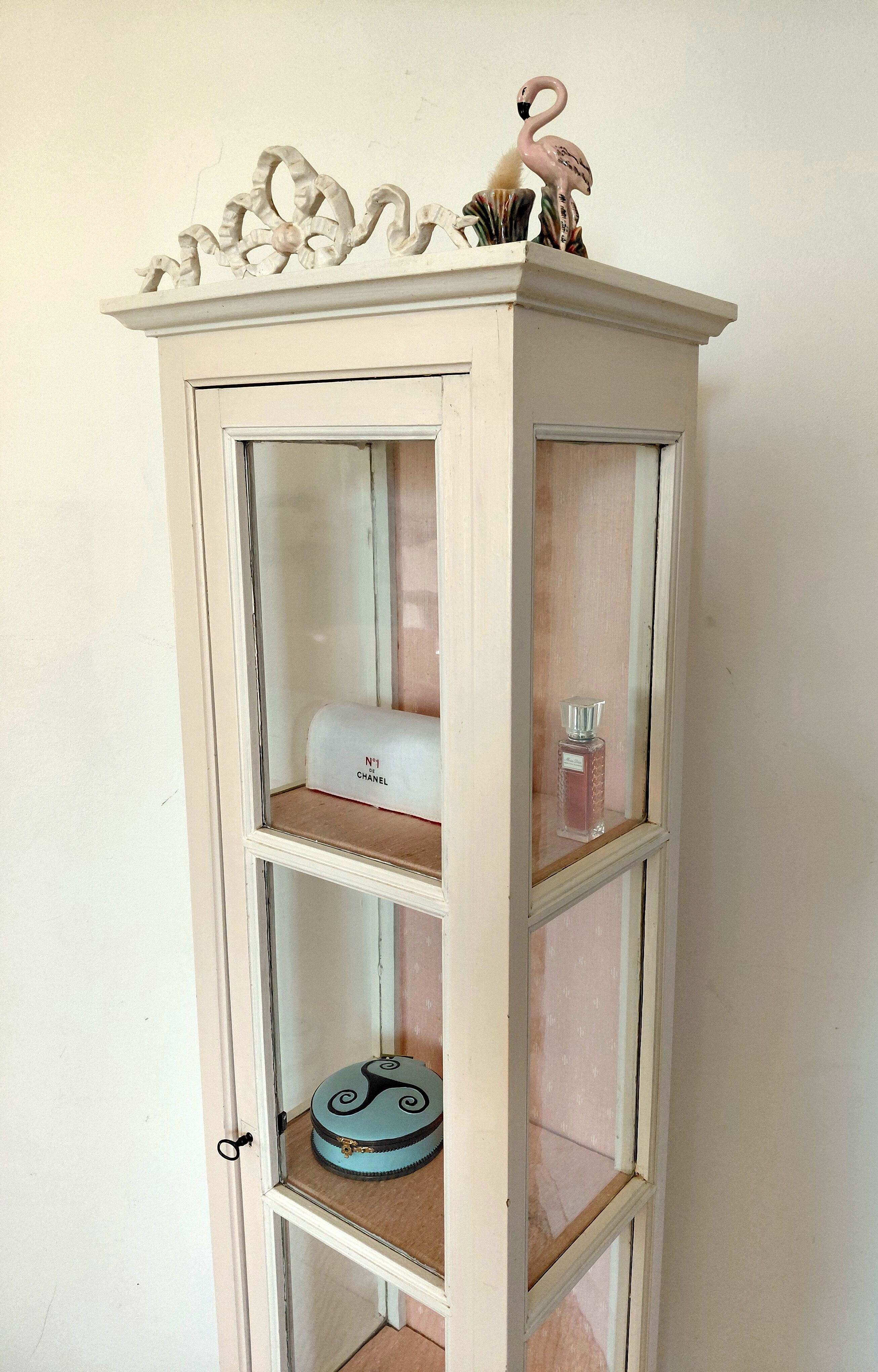 Vitrine ancienne patinée blanc cassé