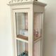 Vitrine ancienne patinée blanc cassé